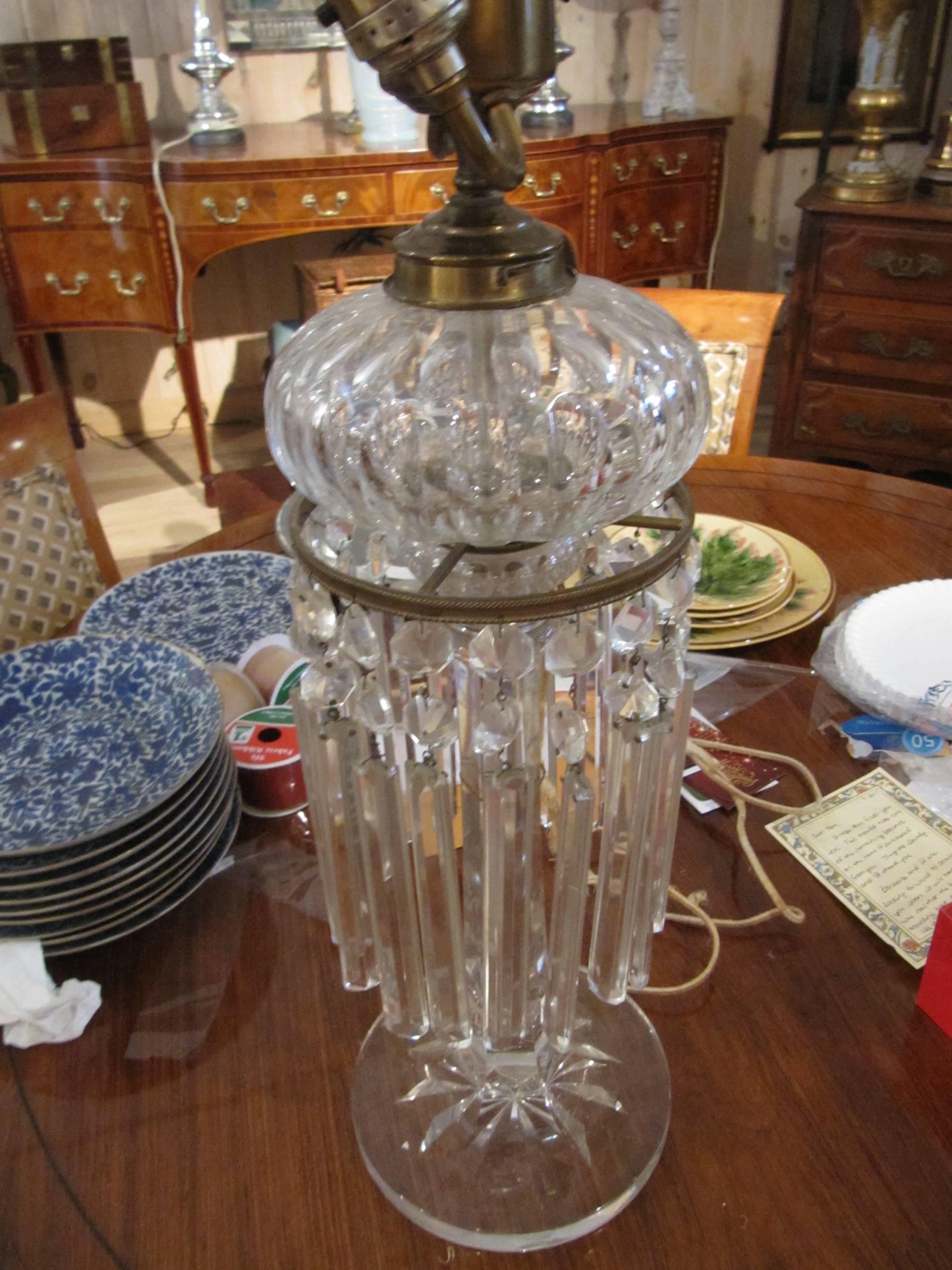 Belle lampe à huile en cristal taillé anglais du 19e siècle montée en lampe. Remarque : la hauteur correspond à la partie supérieure de la base en cristal.