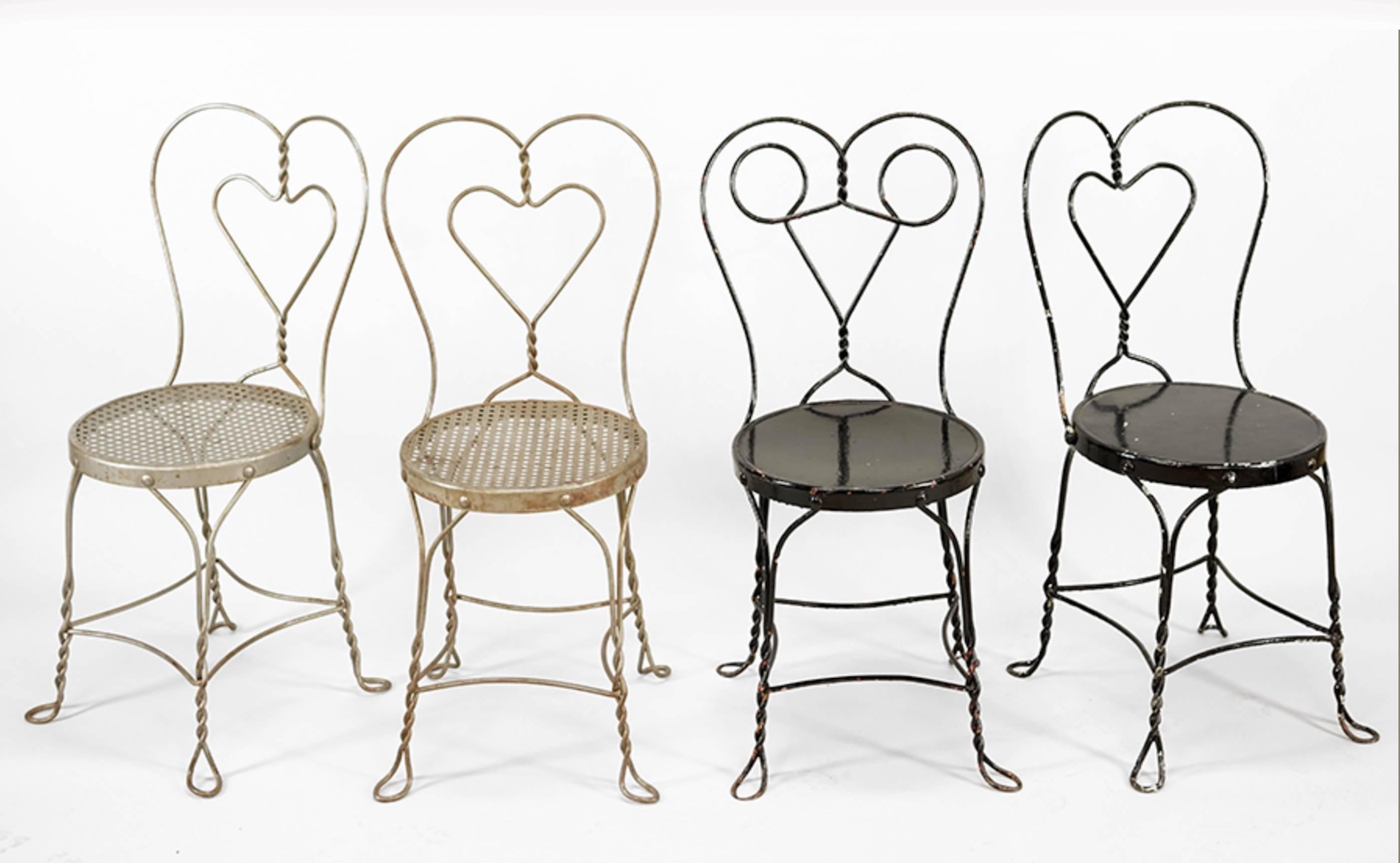 Collection de neuf chaises de café américaines en métal.