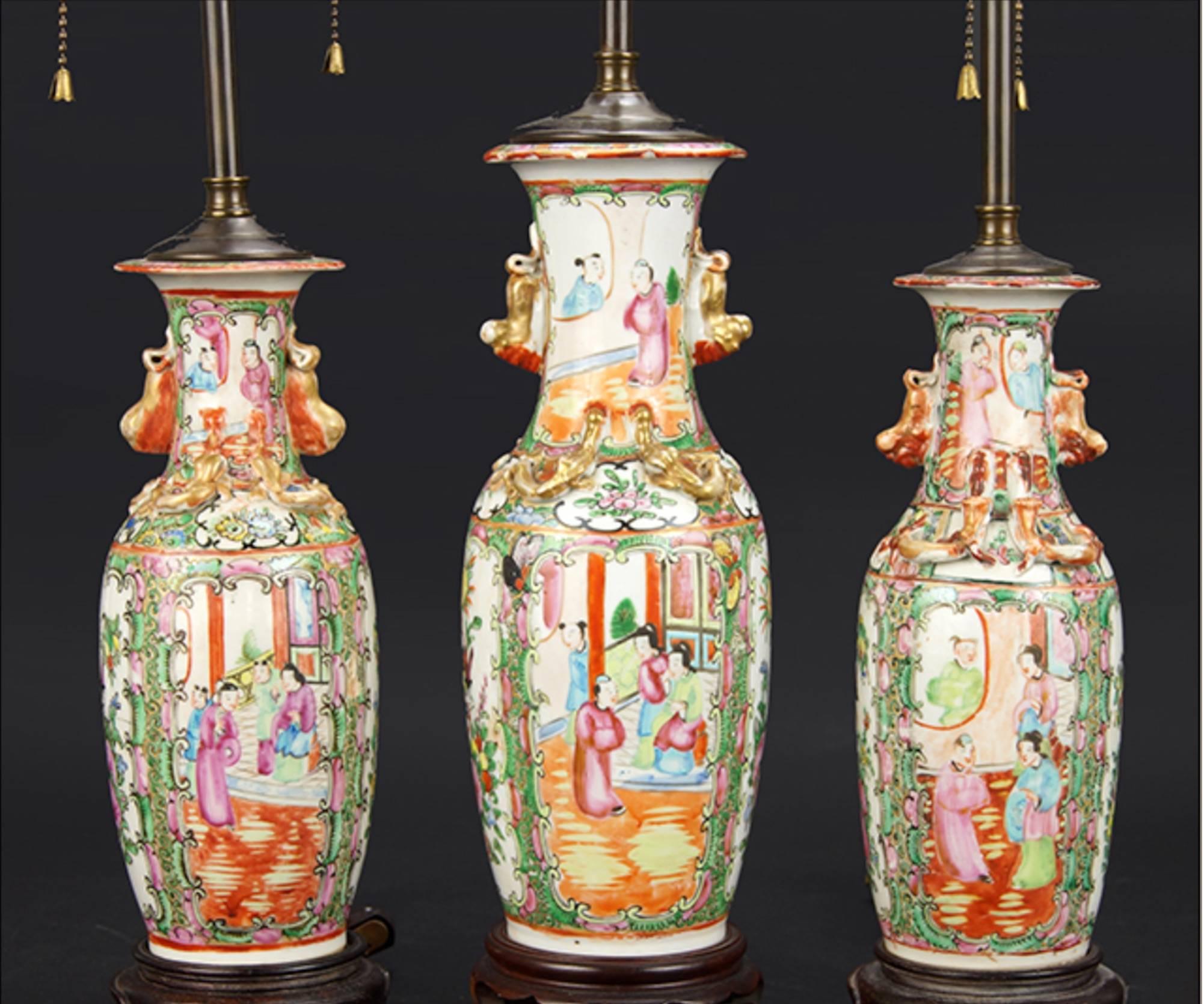 Trois vases du XIXe siècle montés comme lampes.  Nous allons séparer la paire de la simple.