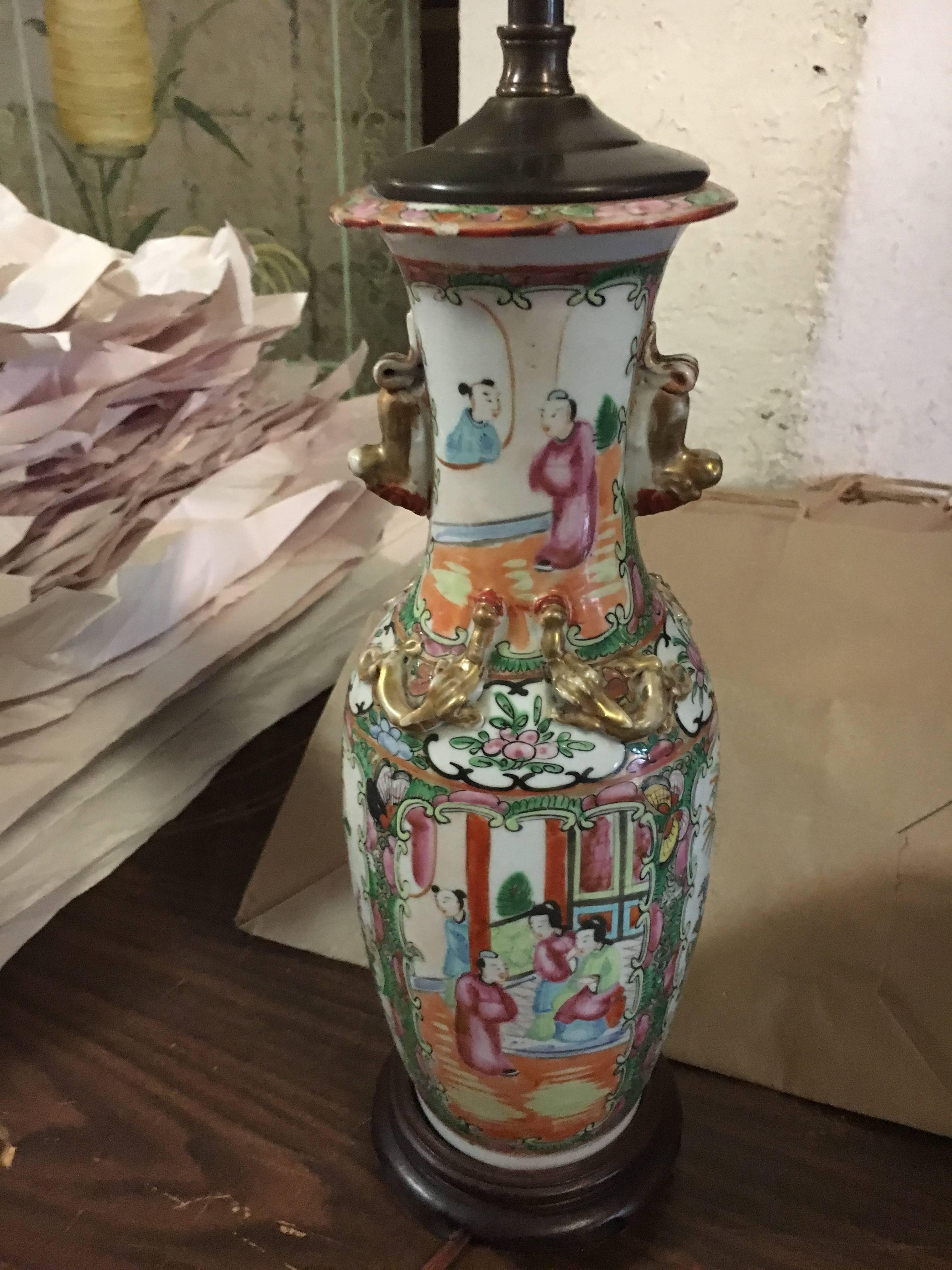 Asiatique Trois vases du XIXe siècle montés en lampe.  Nous diviserons la paire. en vente