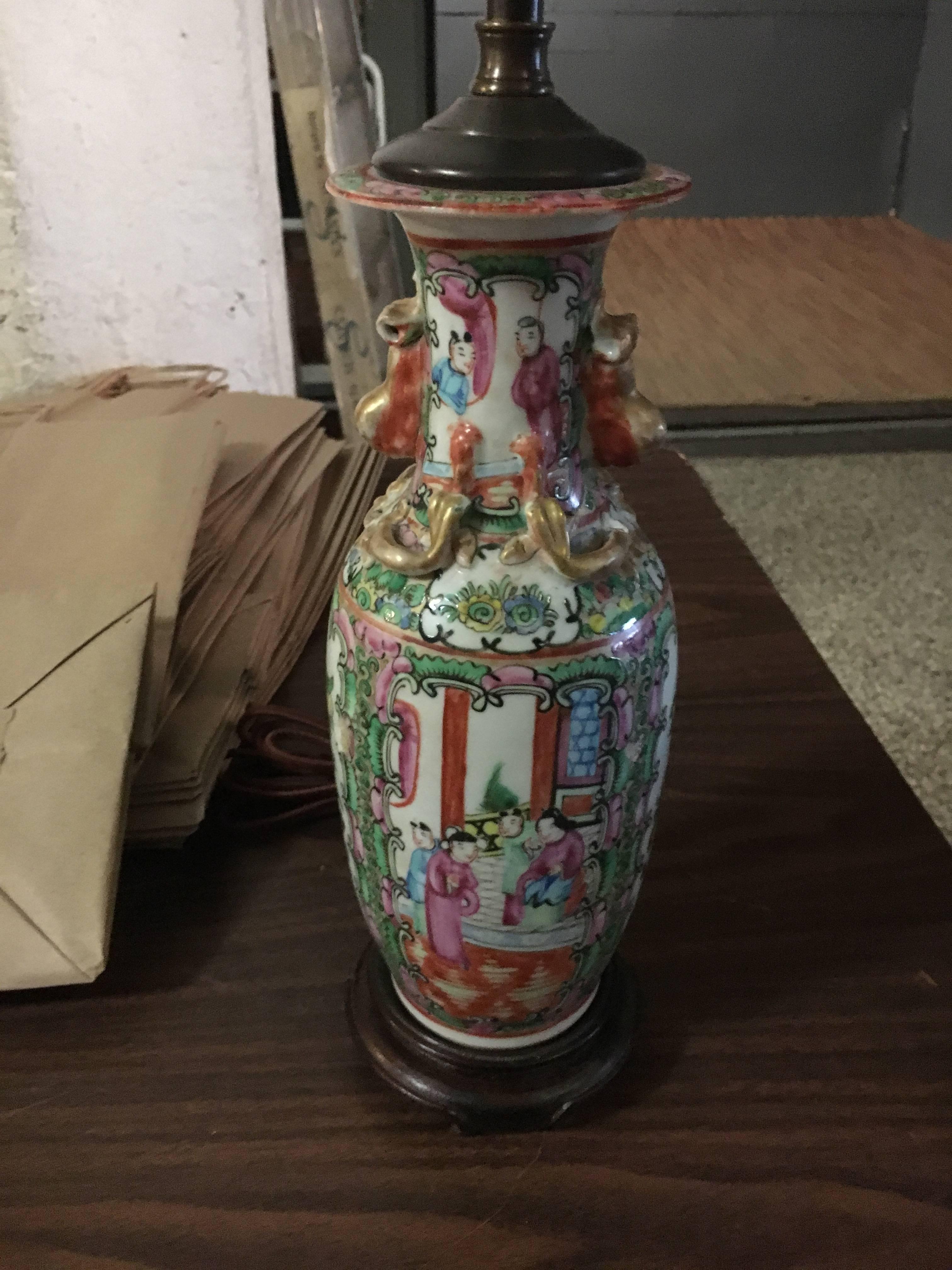 Trois vases du XIXe siècle montés en lampe.  Nous diviserons la paire. Excellent état - En vente à Buchanan, MI