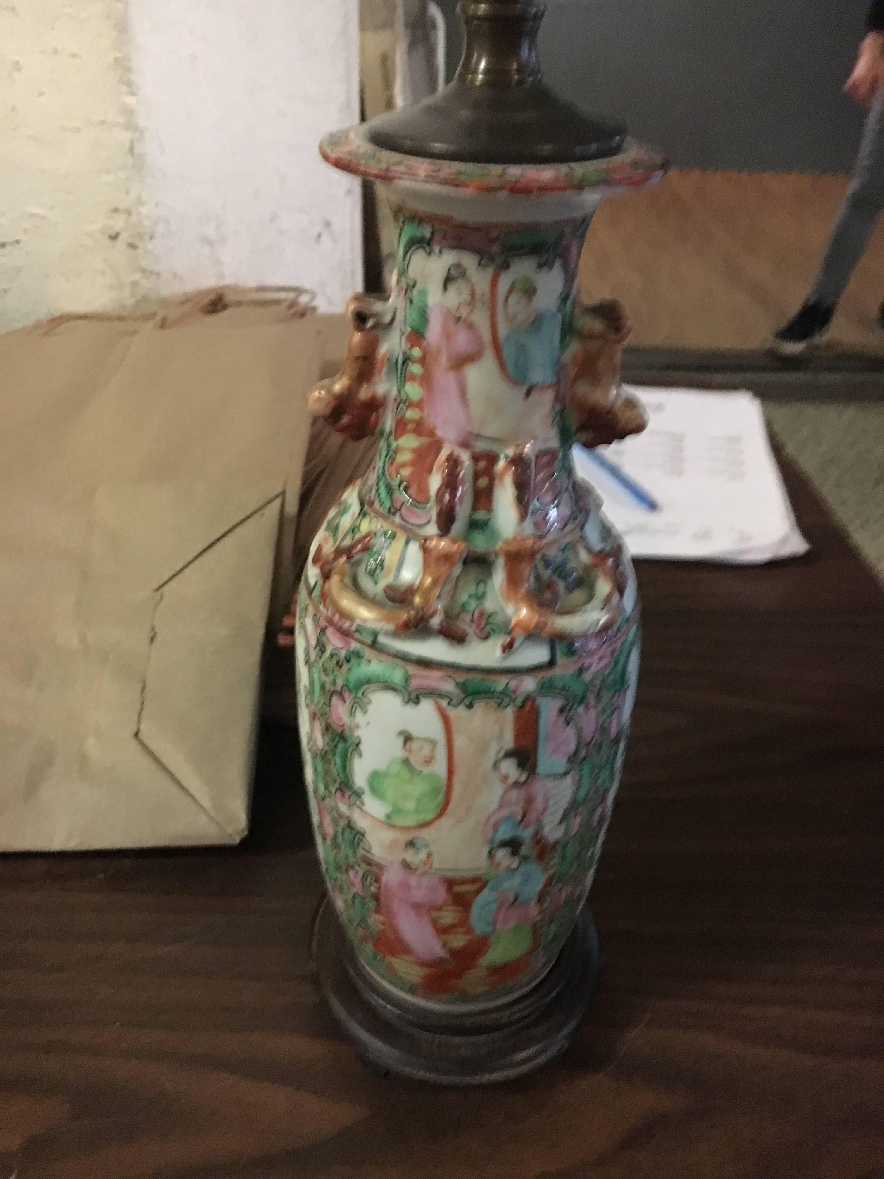 Porcelaine Trois vases du XIXe siècle montés en lampe.  Nous diviserons la paire. en vente