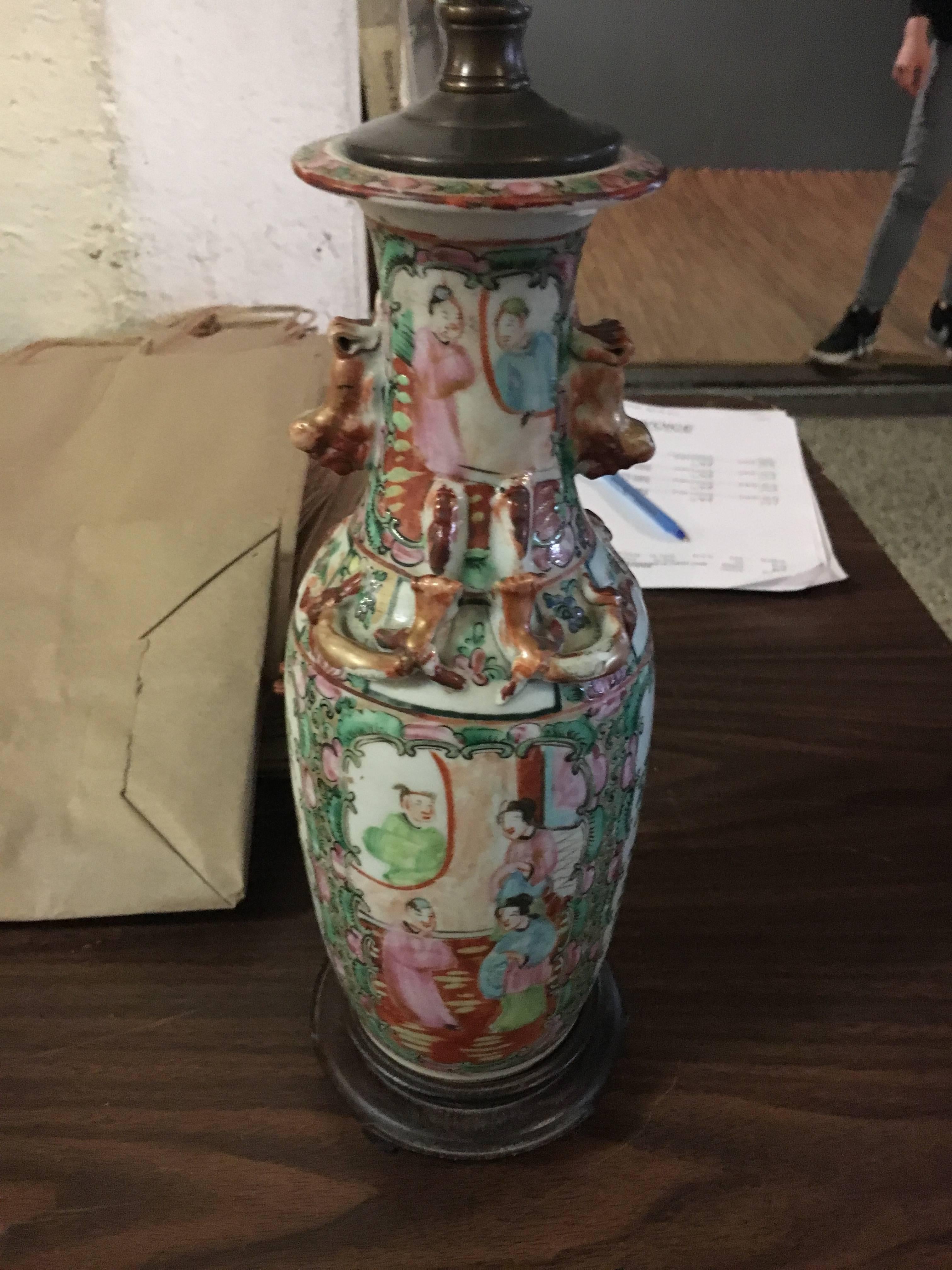 Trois vases du XIXe siècle montés en lampe.  Nous diviserons la paire. en vente 1