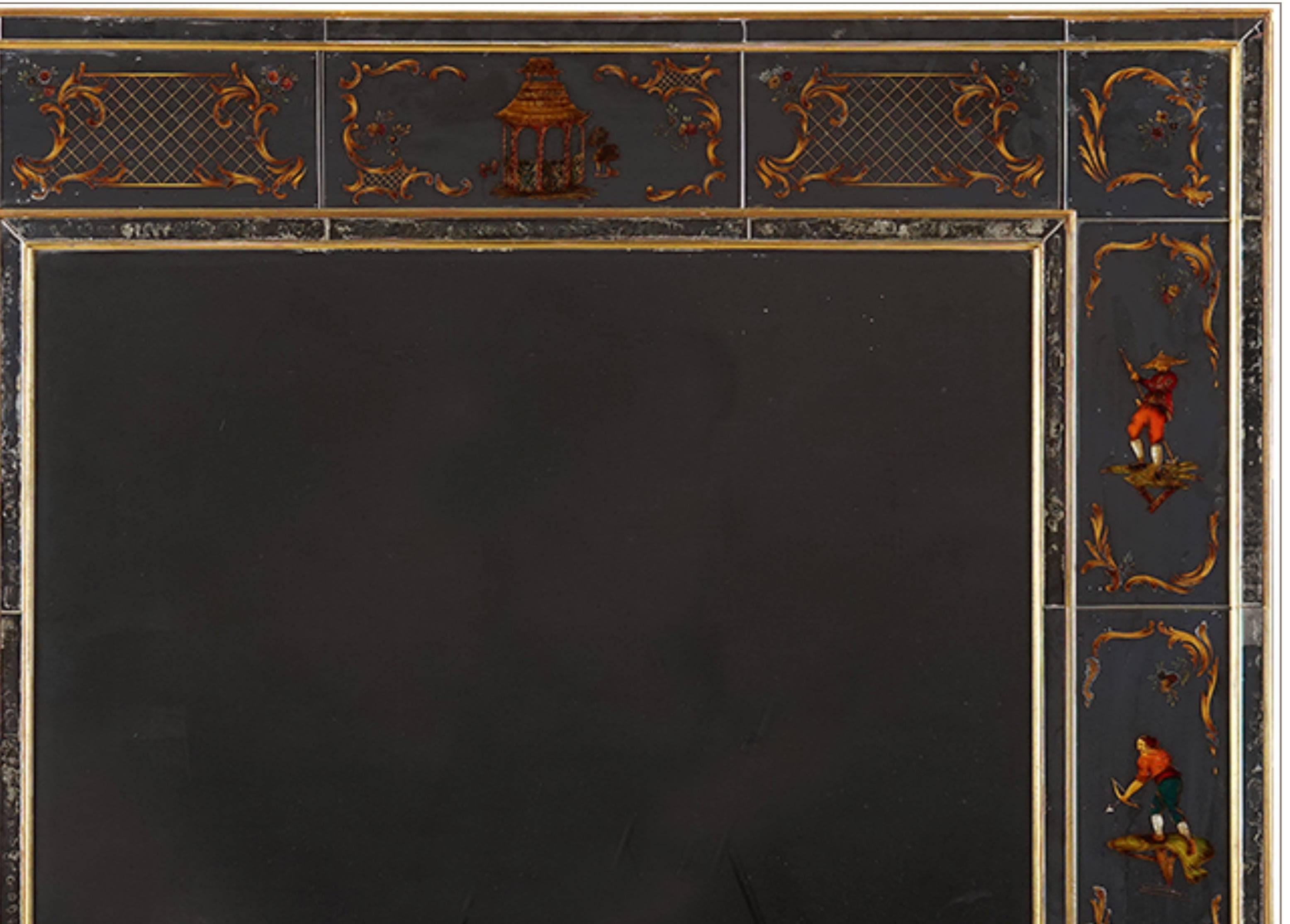 Très chic miroir de chinoiserie peint à l'envers dans un cadre en bois doré
Portant un décor églomisé de scènes de chinoiserie.