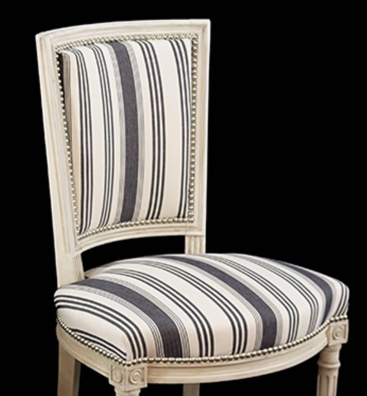 Français Magnifique ensemble de six chaises d'appoint de style Louis XVI recouvertes d'une bande bleue et blanche en vente
