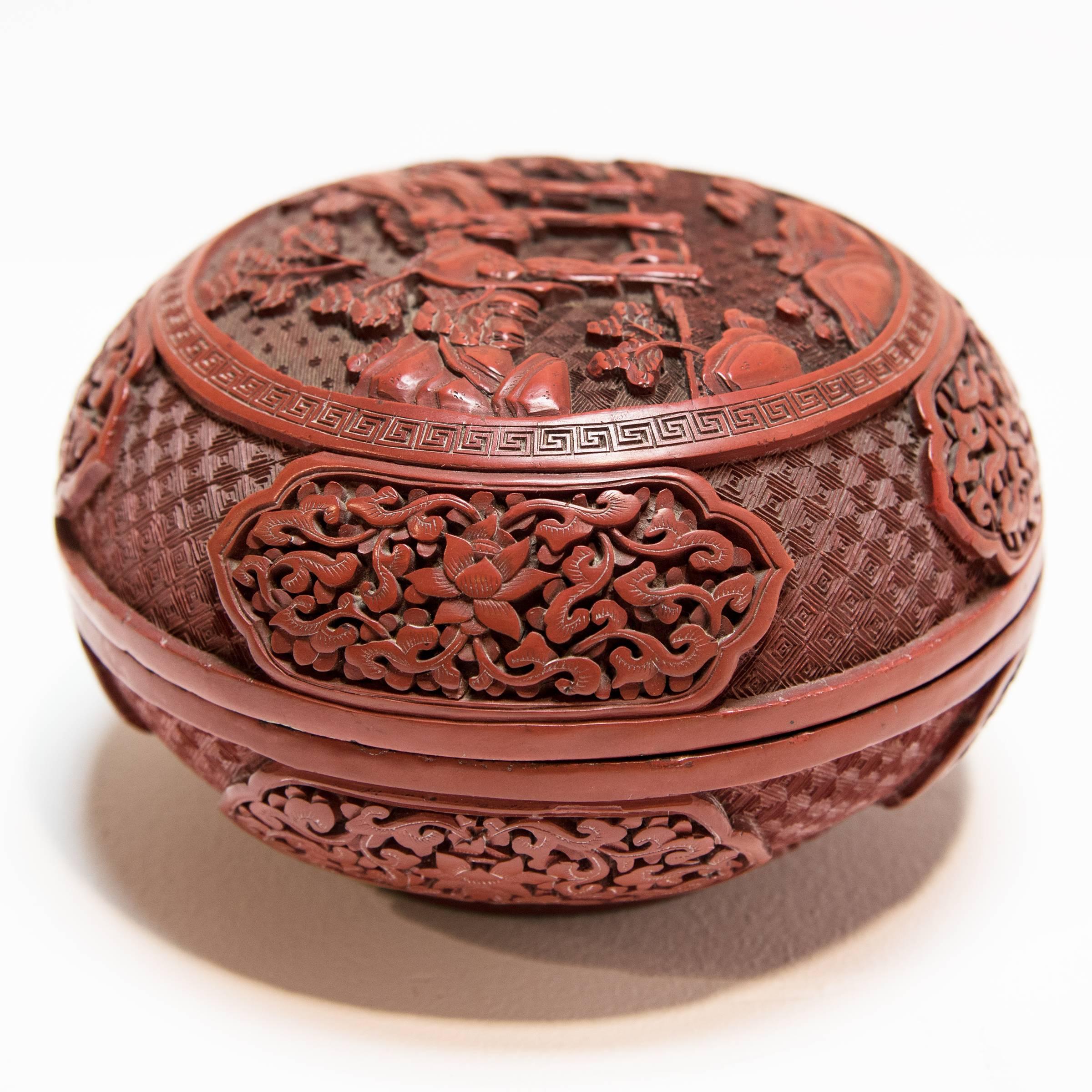 Early 19th Century Chinese Domed Cinnabar Box In Excellent Condition In Chicago, IL