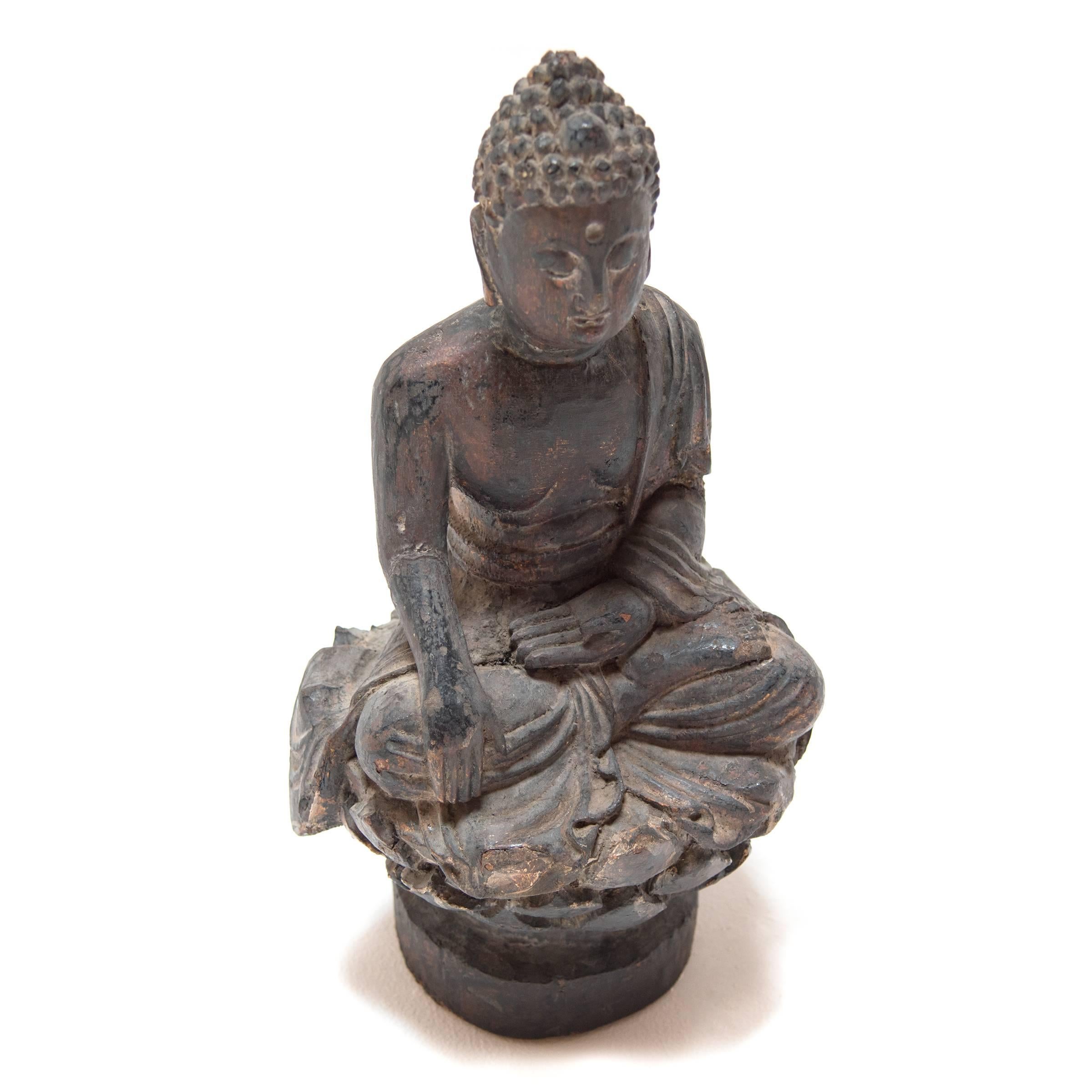 Early 19th century Carved Seated Sakyamuni on Lotus  In Excellent Condition In Chicago, IL