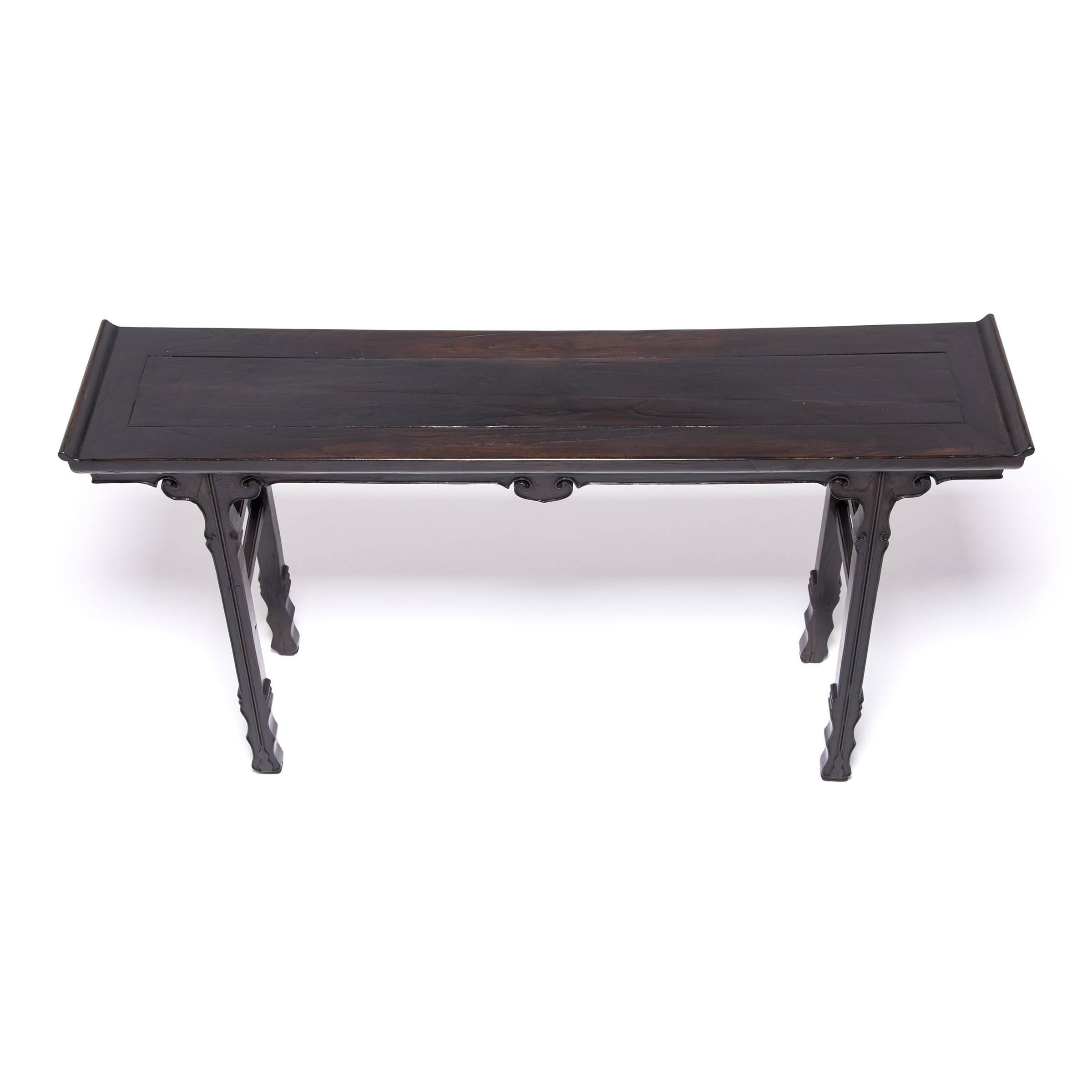 19th Century Chinese Shallow Sword Foot Altar Table with Ruyi Medallion In Excellent Condition In Chicago, IL