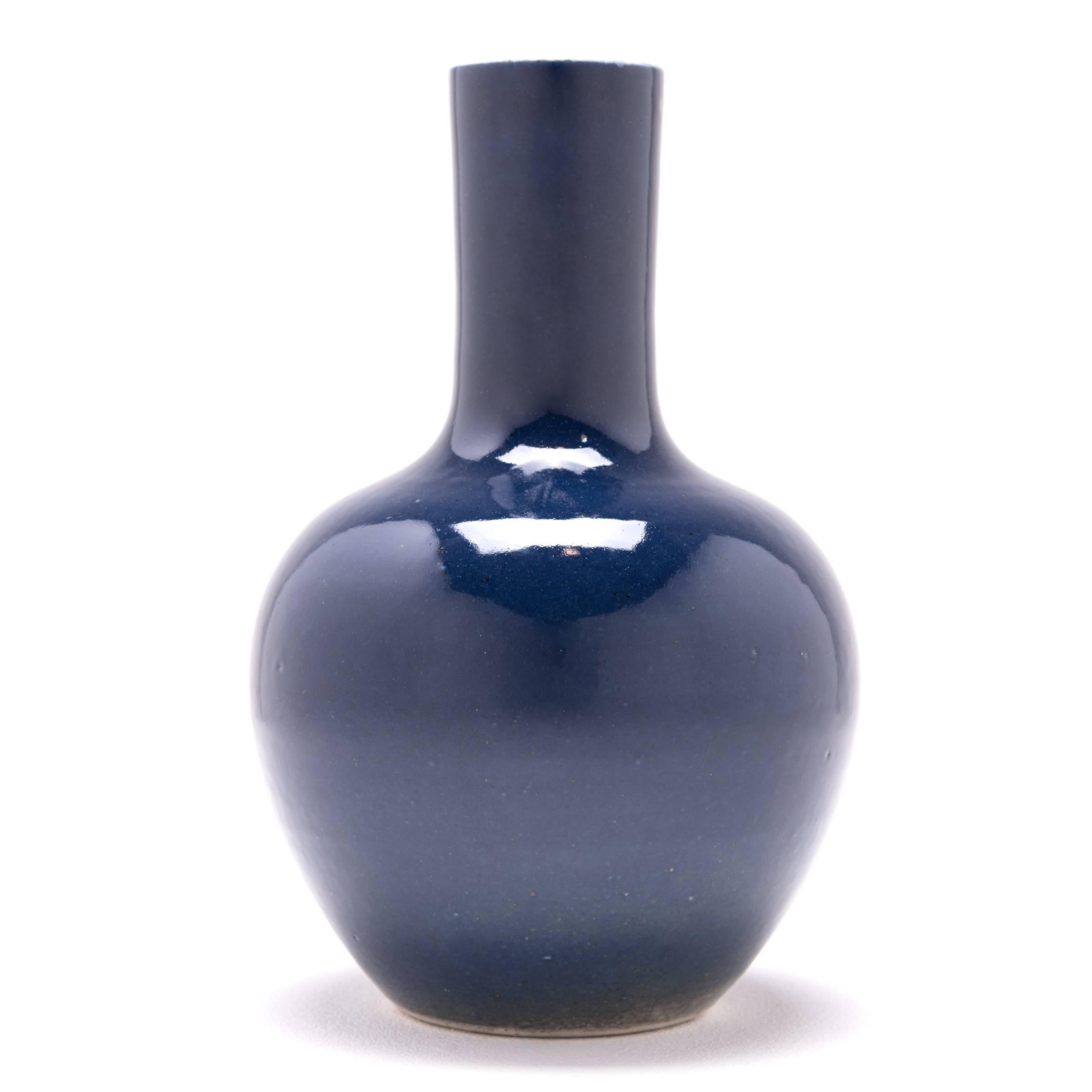 Chinese Indigo Gooseneck Vase In Excellent Condition In Chicago, IL