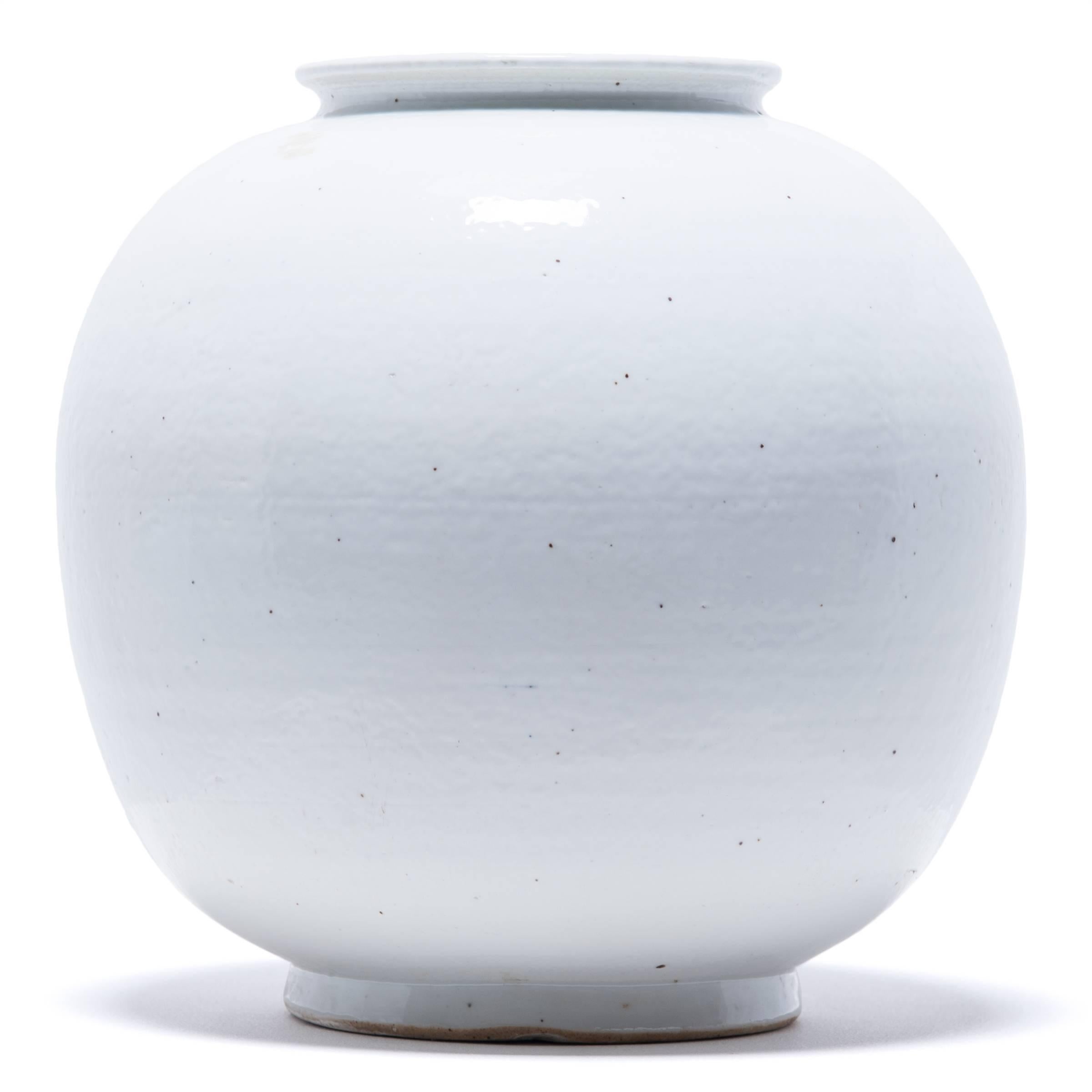 This contemporary tapered stoneware jar reinterprets the Classic curves of traditional Chinese ceramics with simplified lines and a rich, white glaze. The traditional onion shape is refined with clean lines, rounded curves and a rolled lip.

 