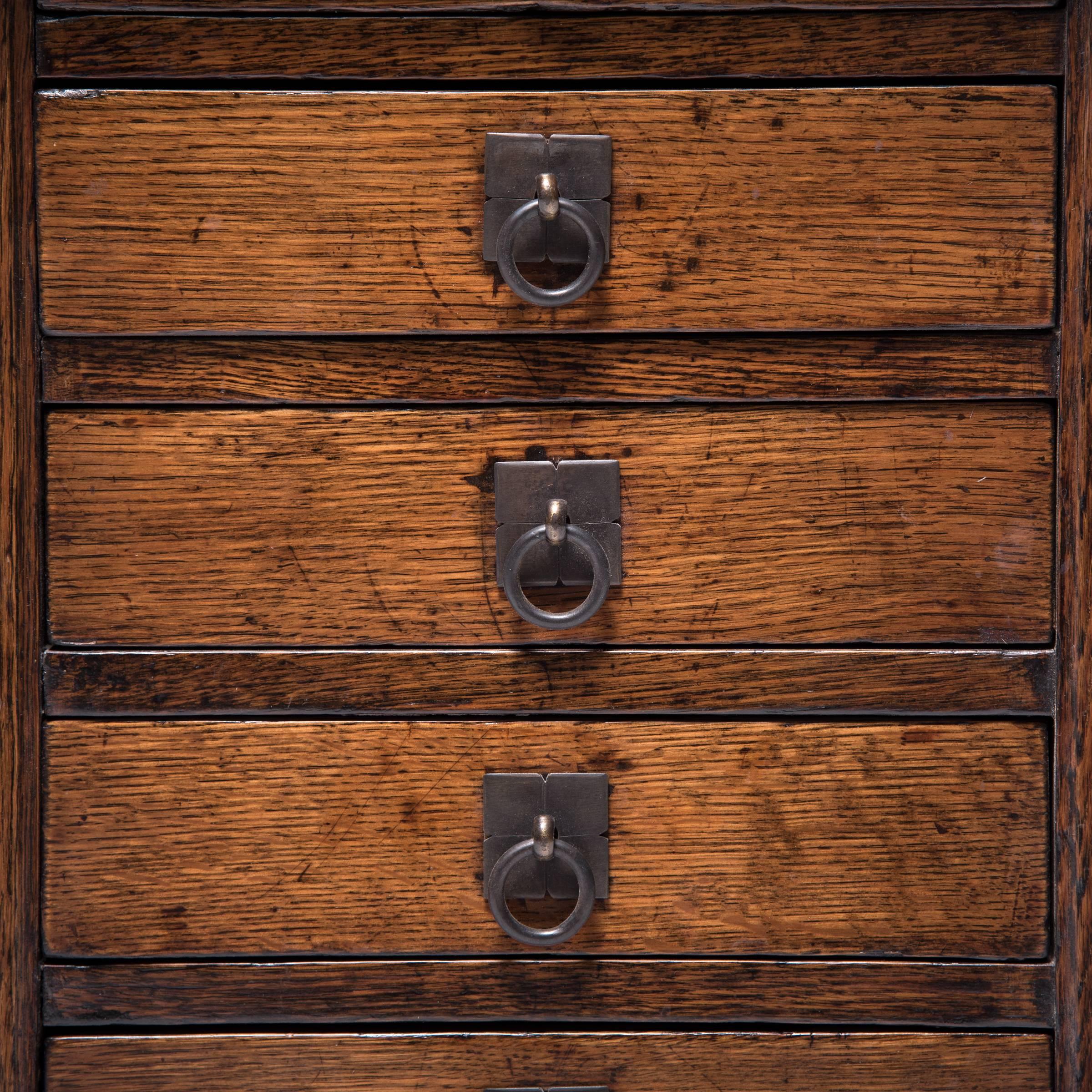 Orme Petit bureau chinois à sept tiroirs, vers 1900 en vente