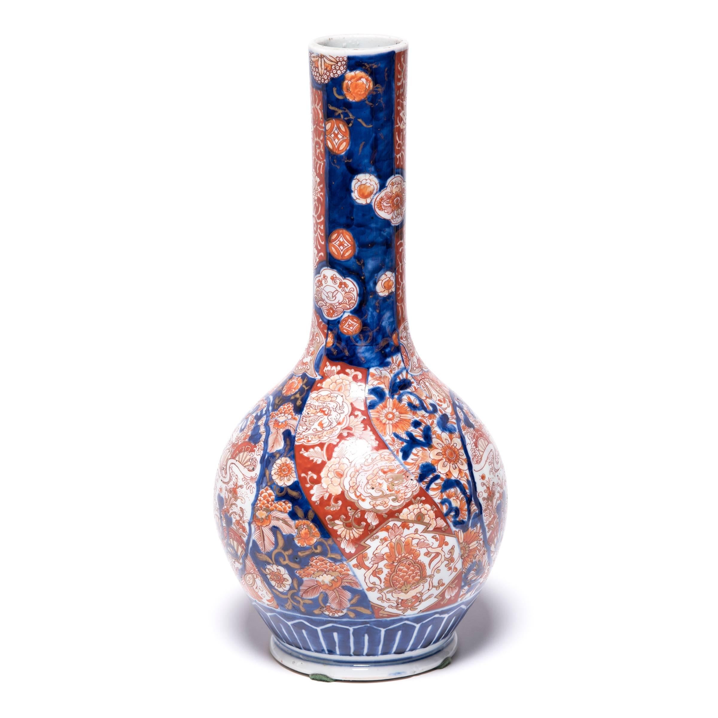 Japanese Imari Bottleneck Vase In Excellent Condition In Chicago, IL