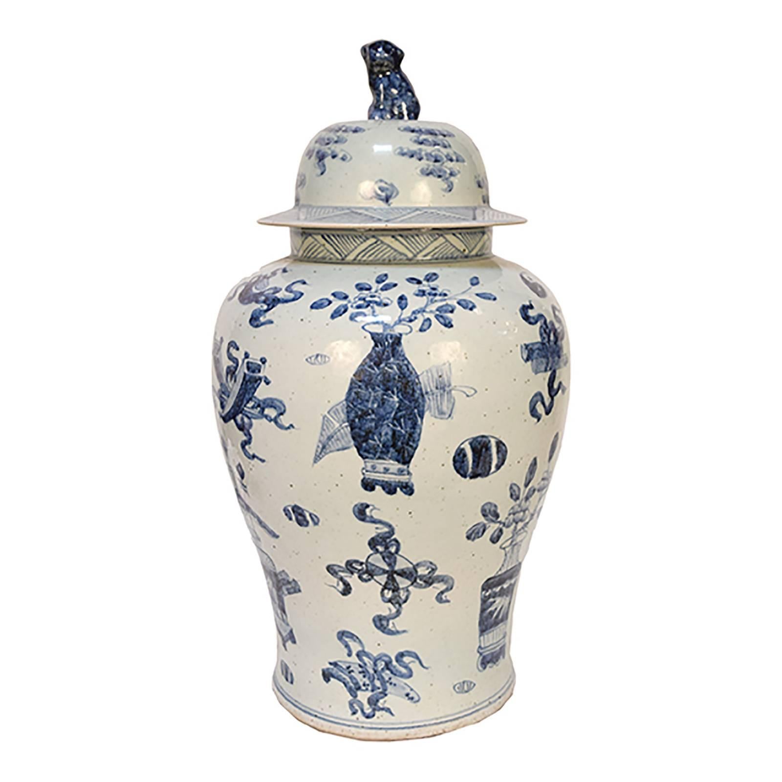 Chinesisches blau-weißes chinesisches Glas mit Objekten von Gelehrten