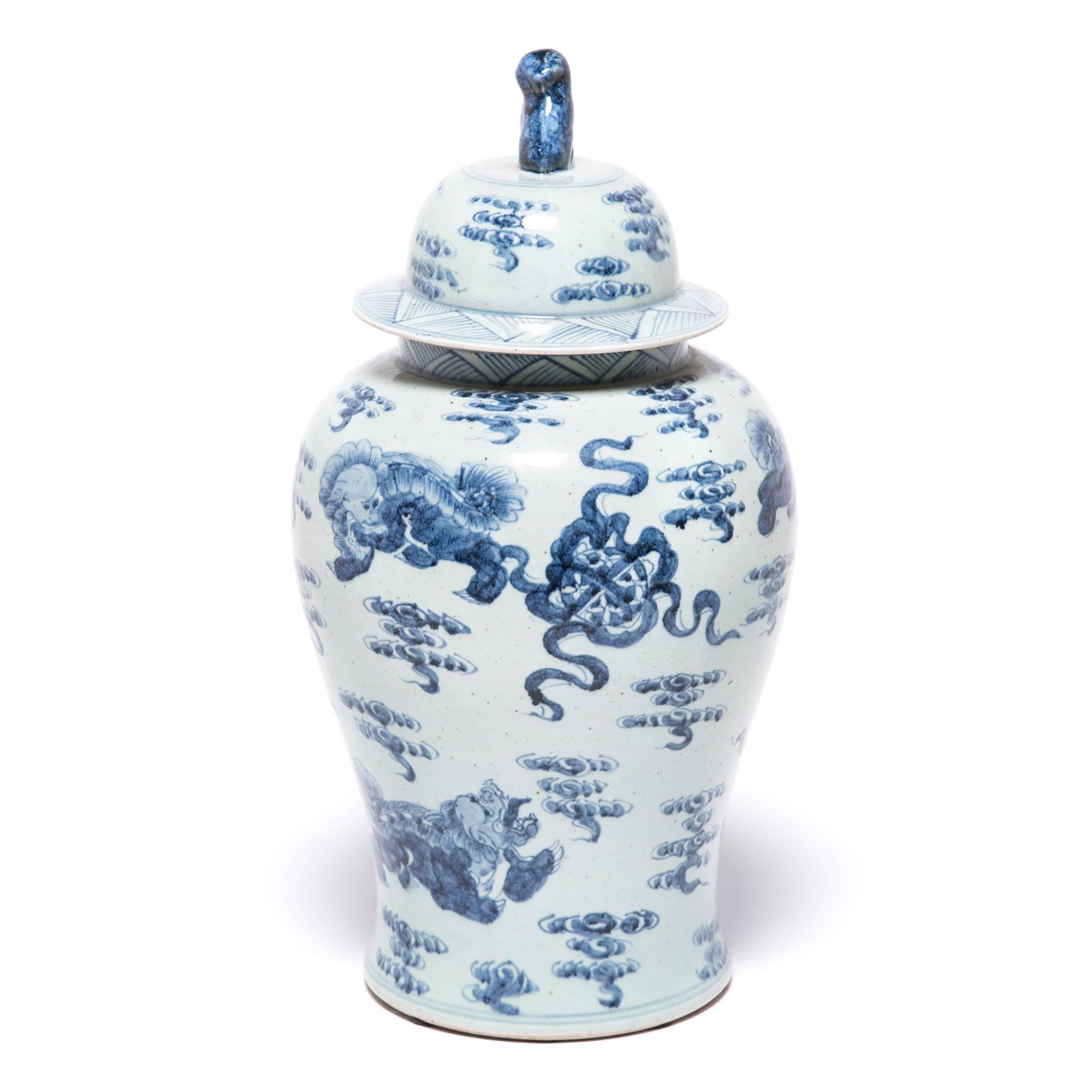 Chinese Blue-and-white Covered Shizi Jar In Excellent Condition In Chicago, IL