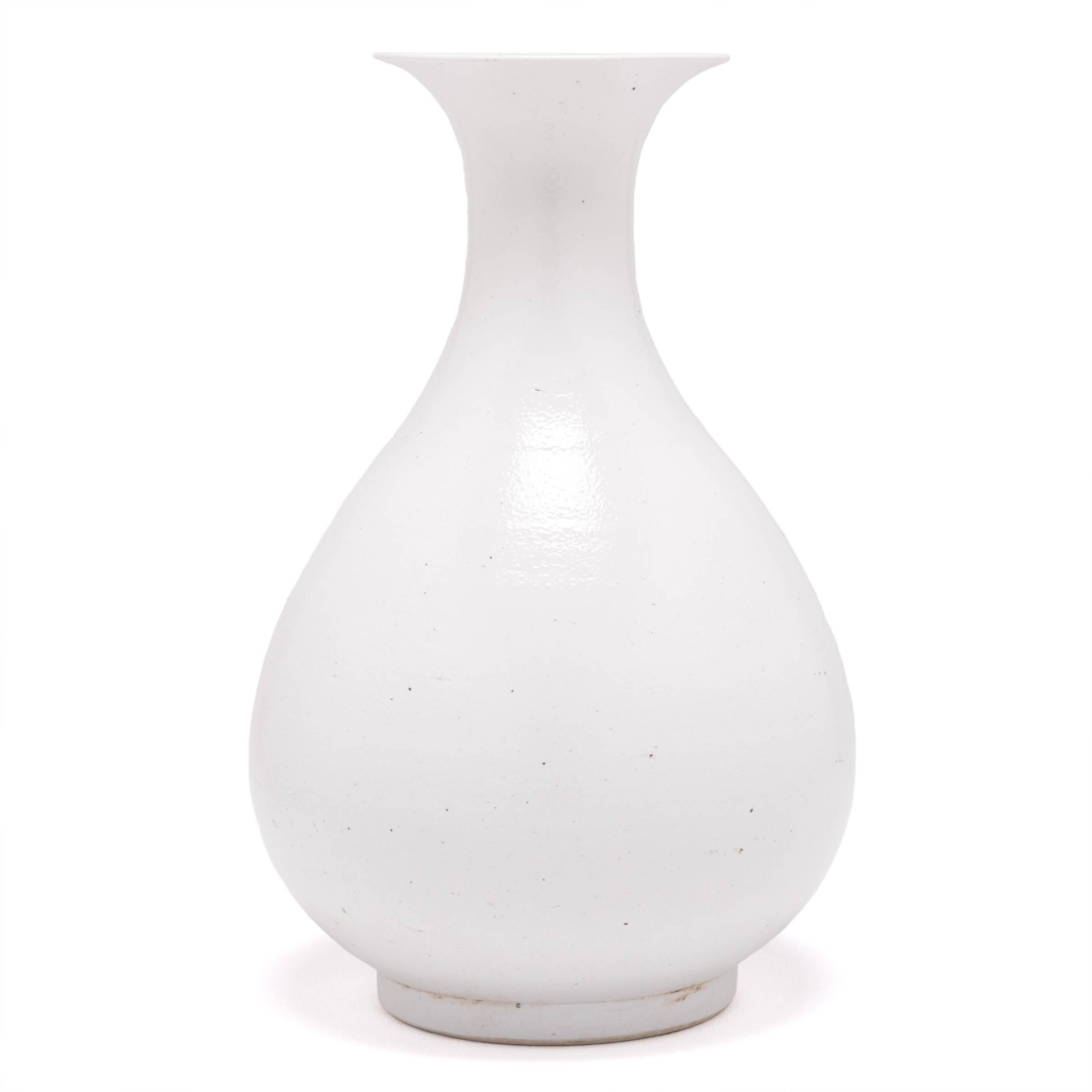 White Glazed Chinese Pear Vase In Good Condition For Sale In Chicago, IL