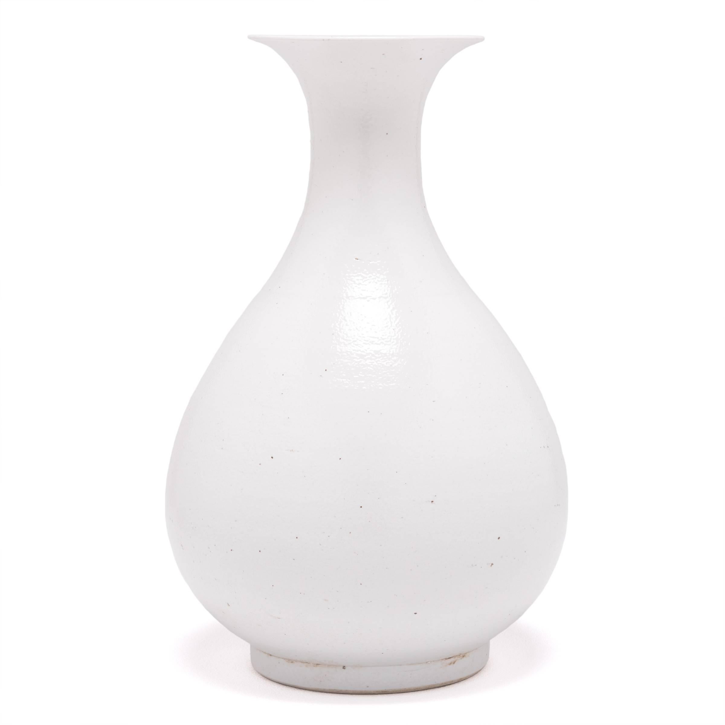 White Glazed Chinese Pear Vase In Good Condition In Chicago, IL