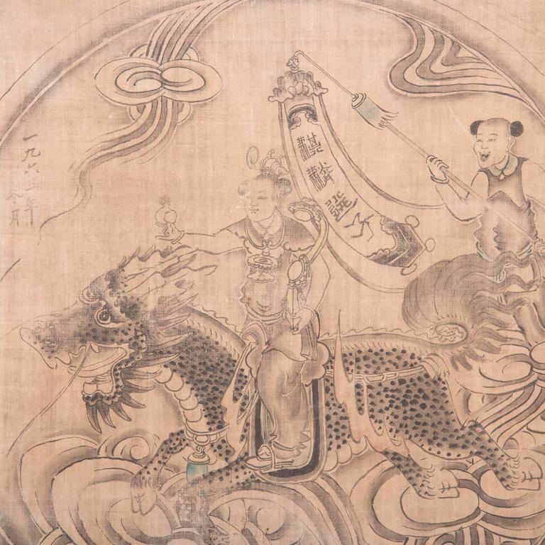 Dieses detailreiche und meisterhaft gemalte Gemälde aus der Zeit um die Jahrhundertwende stellt ein Rondell mit chinesischen Symbolen in den Mittelpunkt seiner ausdrucksstarken Komposition. Als Zeichen des Wohlstands tummeln sich zwei übermütige