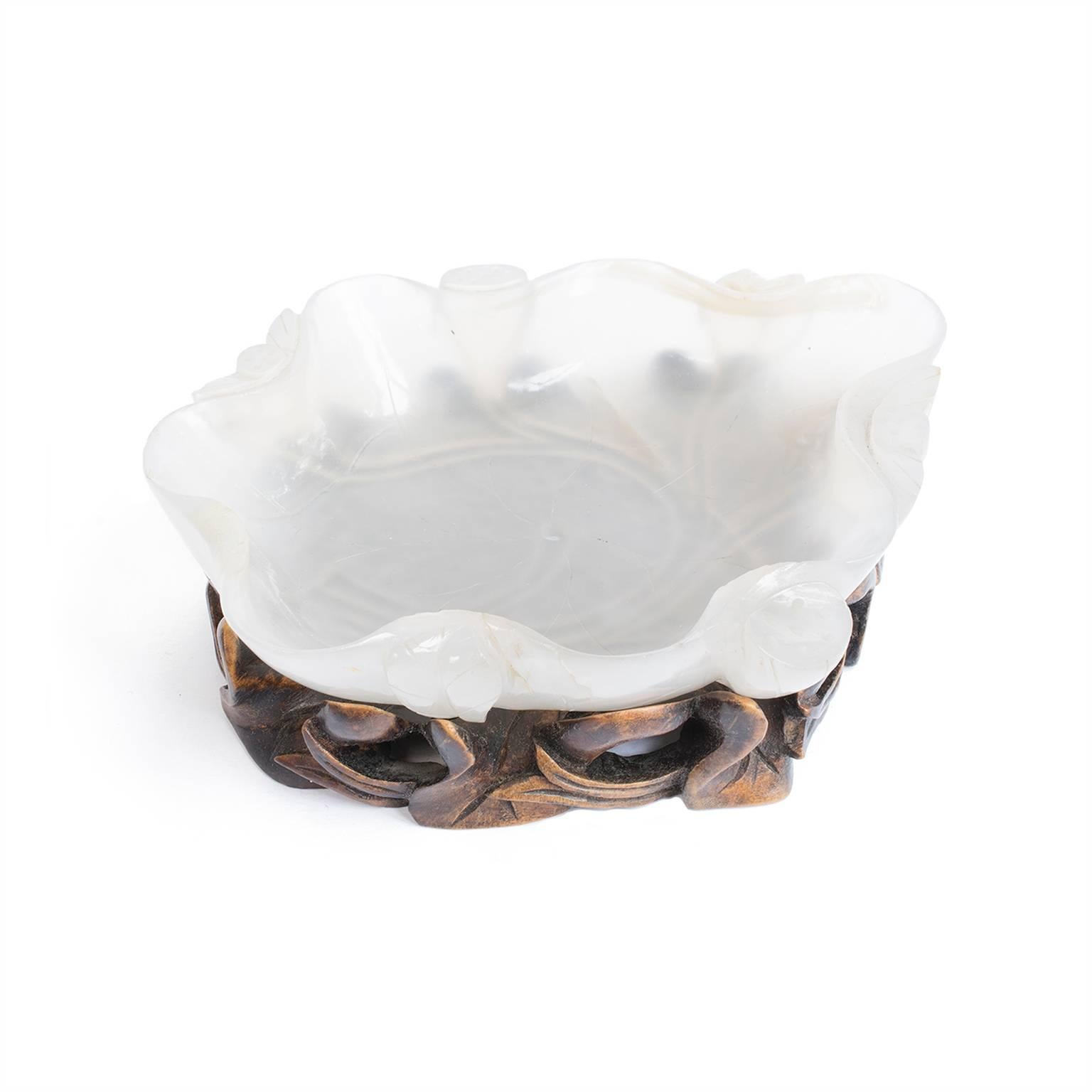 19th Century Chinese Agate Brush Washer Carved in the Form of a Lotus Leaf 1