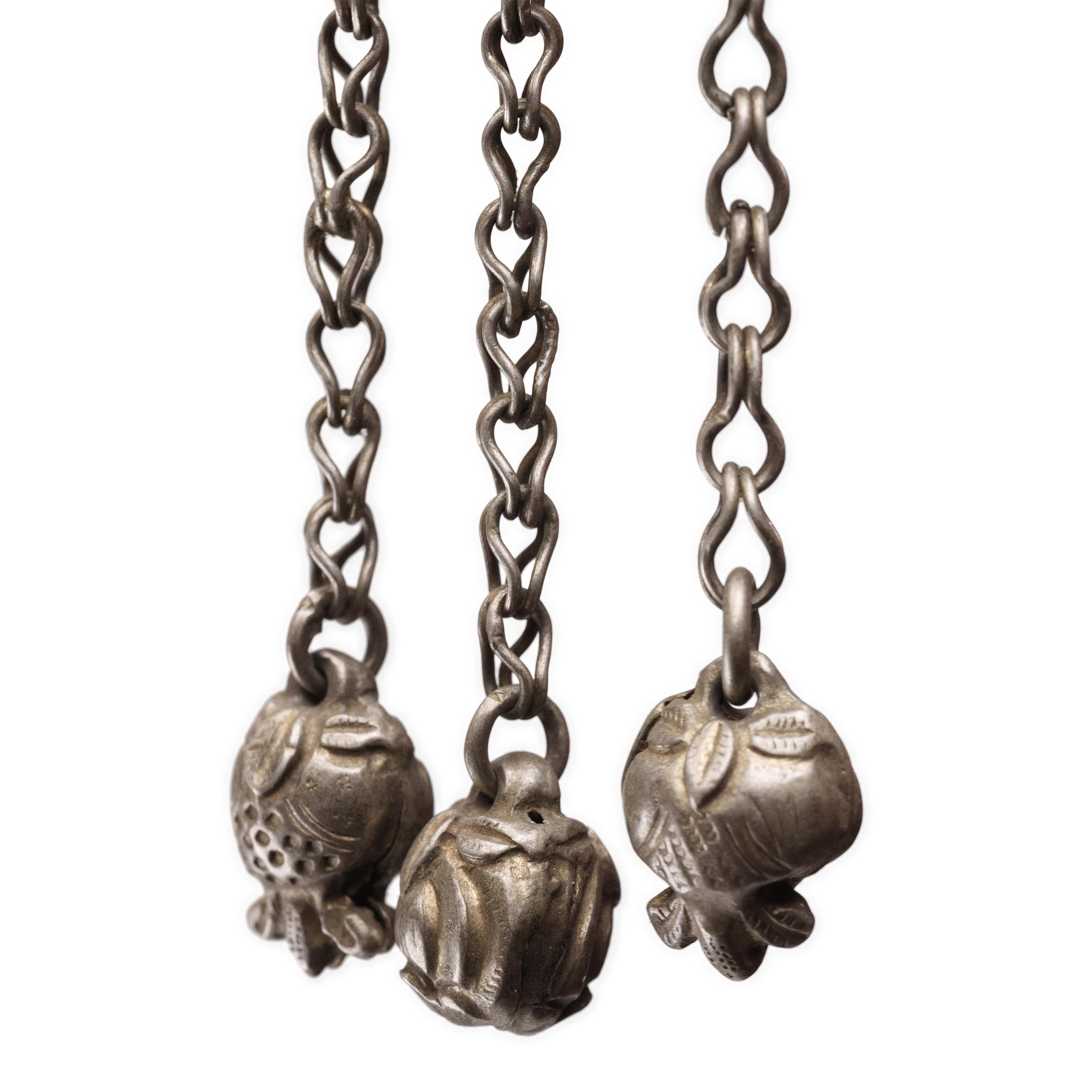 Qing Bague à breloques en forme de papillons et de fleurs chinoises, c. 1900 en vente