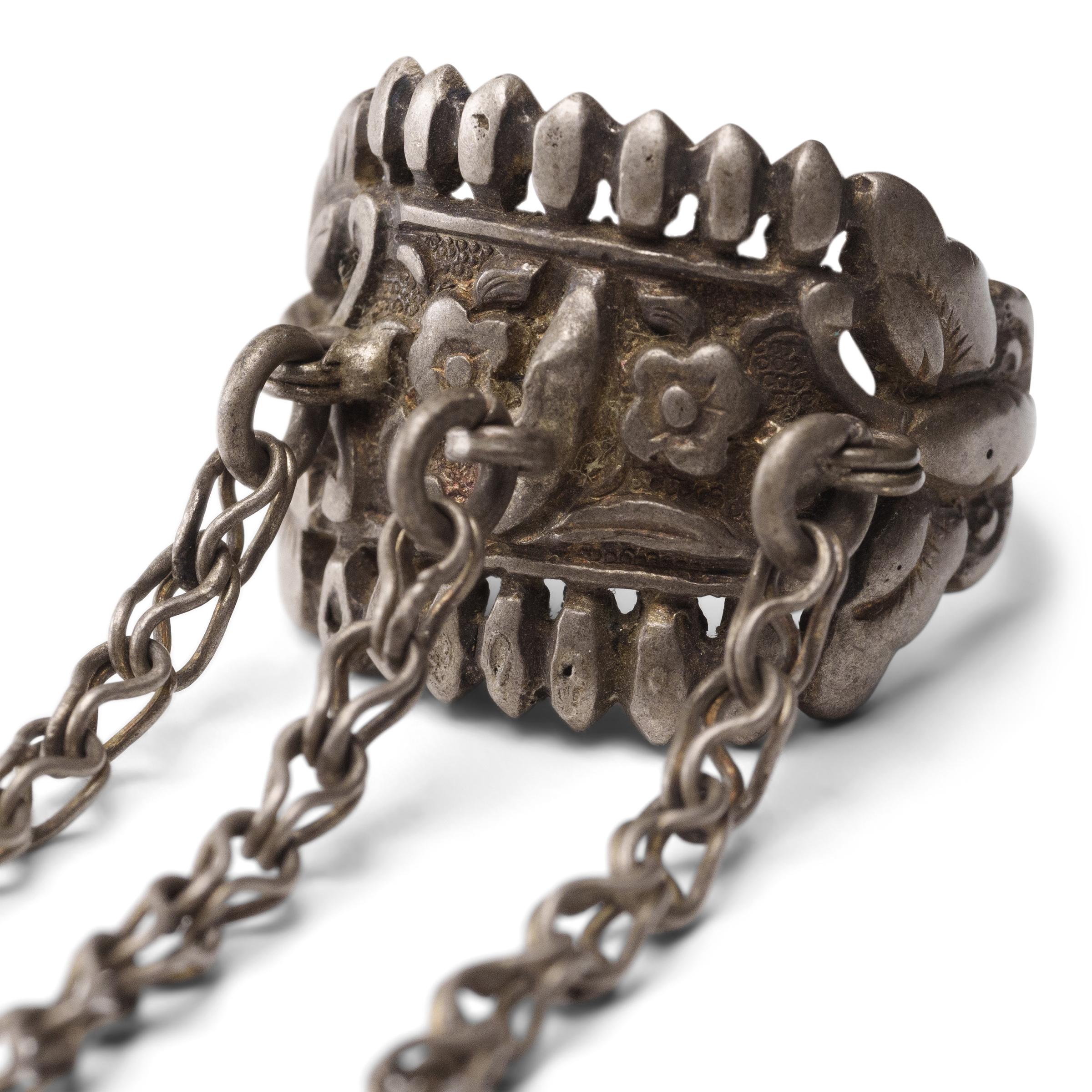 Daté de la fin du XIXe siècle, cet anneau de charme en argent a été fabriqué par les Miao de la province de Guizhou et était censé protéger son porteur de la malchance et des esprits malveillants. L'anneau est décoré en bas-relief de fleurs à cinq