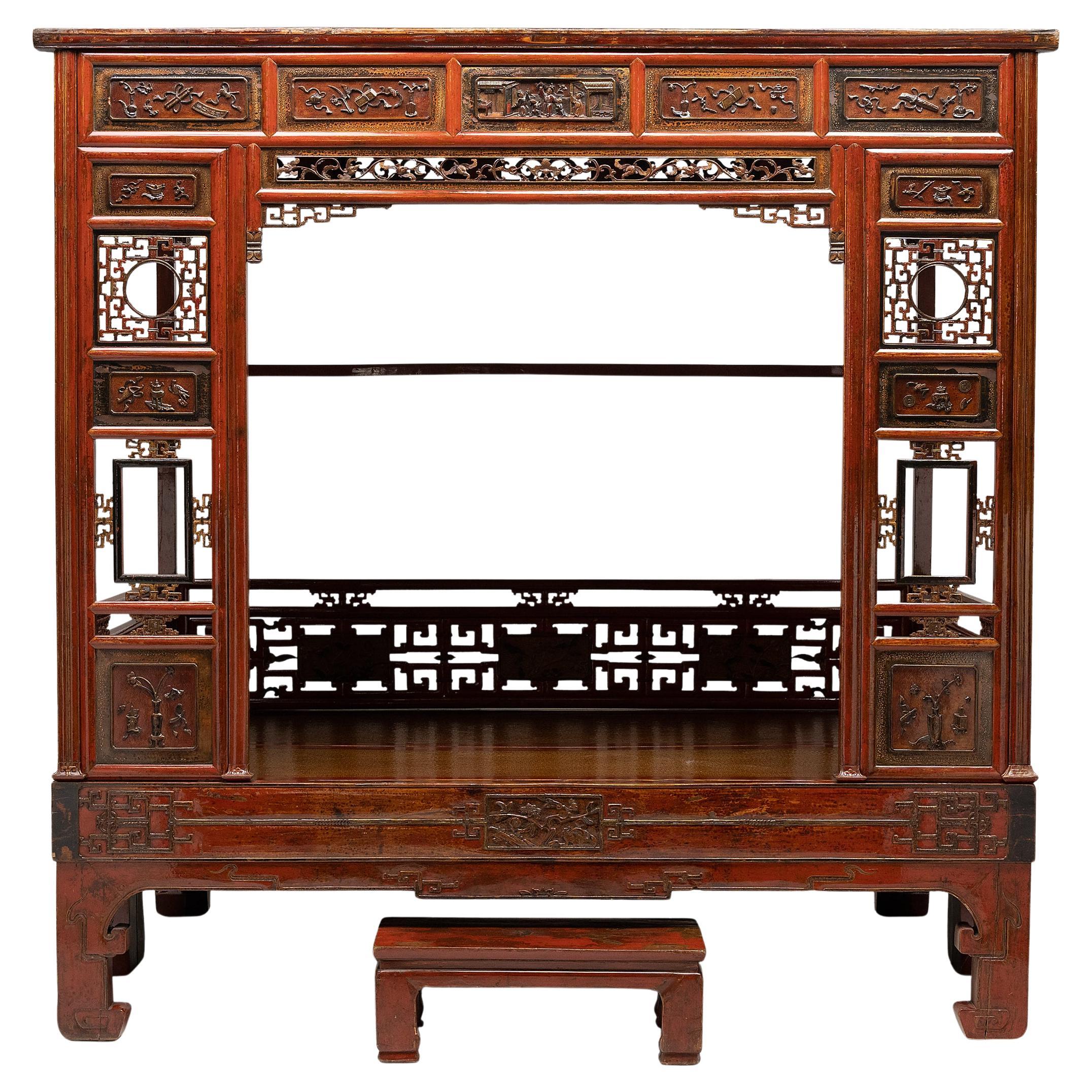 Lit à baldaquin chinois en laque rouge avec repose-pieds, c. 1900