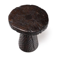 Tavolino con base a fungo e piano girevole