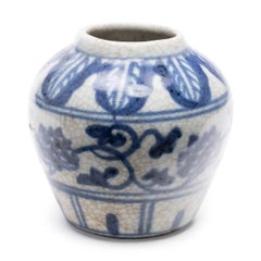 Kleine chinesische Vase in Blau-Weiß mit Craquelé-Effekt, Ende des 19. Jahrhunderts