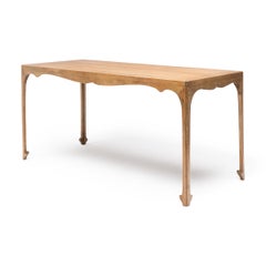 Mesa china de pintura en seda dorada con patas en forma de espada