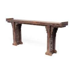Mesa de altar china antigua con motivos de dragones serpenteantes, siglo XIX