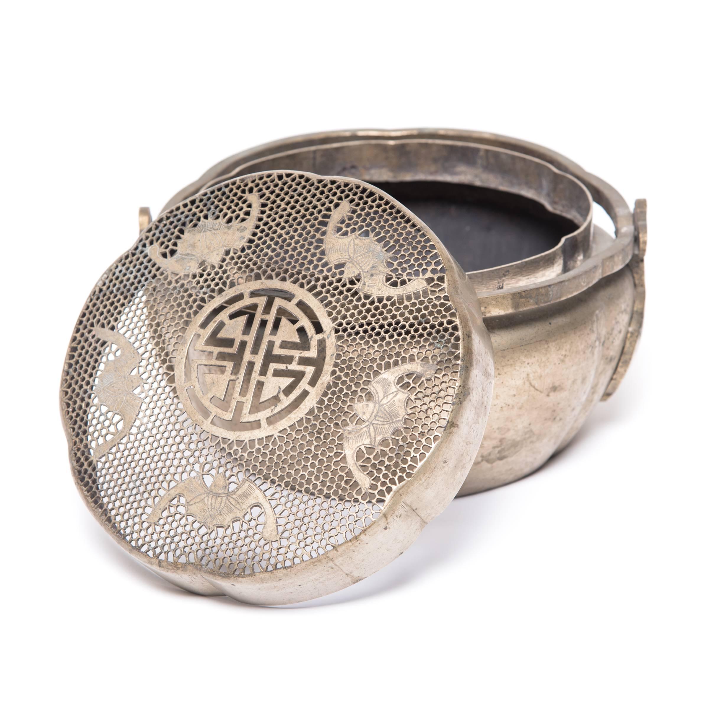 Bracelet chinois en laiton à cinq blessings, vers 1850 Bon état - En vente à Chicago, IL
