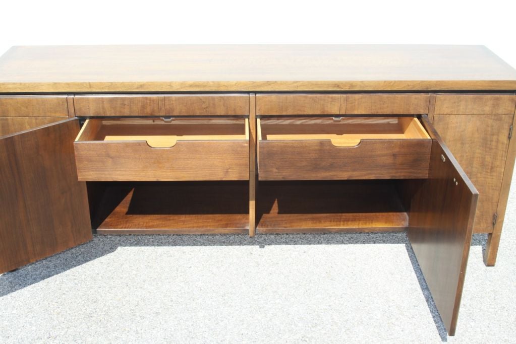 Bert England für Johnson Furniture Sideboard im Zustand „Hervorragend“ im Angebot in St. Louis, MO
