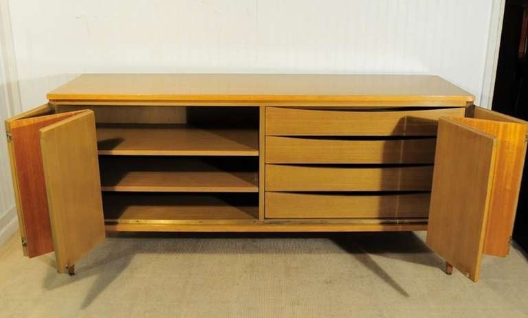 Paul McCobb Sideboard oder Kredenz mit Akkordeontüren aus gebleichtem Mahagoni. Calvin Group, fertige Rückenlehne, verjüngte Beine, wird derzeit neu lackiert, benutzerdefinierte Farboptionen verfügbar.