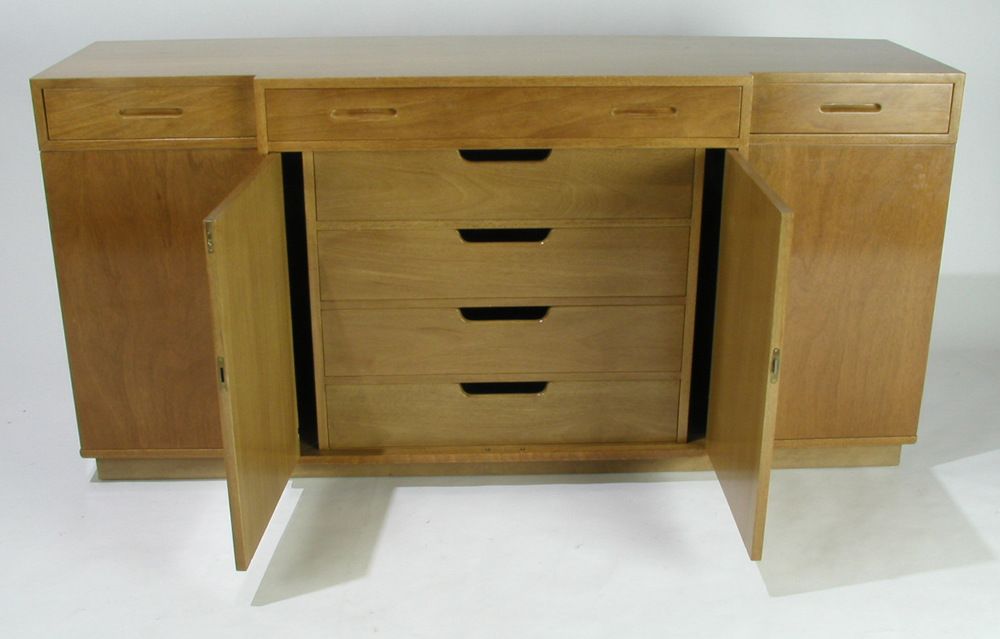 Edward Wormley pour Dunbar pour un buffet moderne des années 1940 en acajou blanchi, le centre est étagé, des poignées de tiroirs ovales sont insérées, l'intérieur du centre est composé de tiroirs et d'un espace pour ranger les sets de table, les