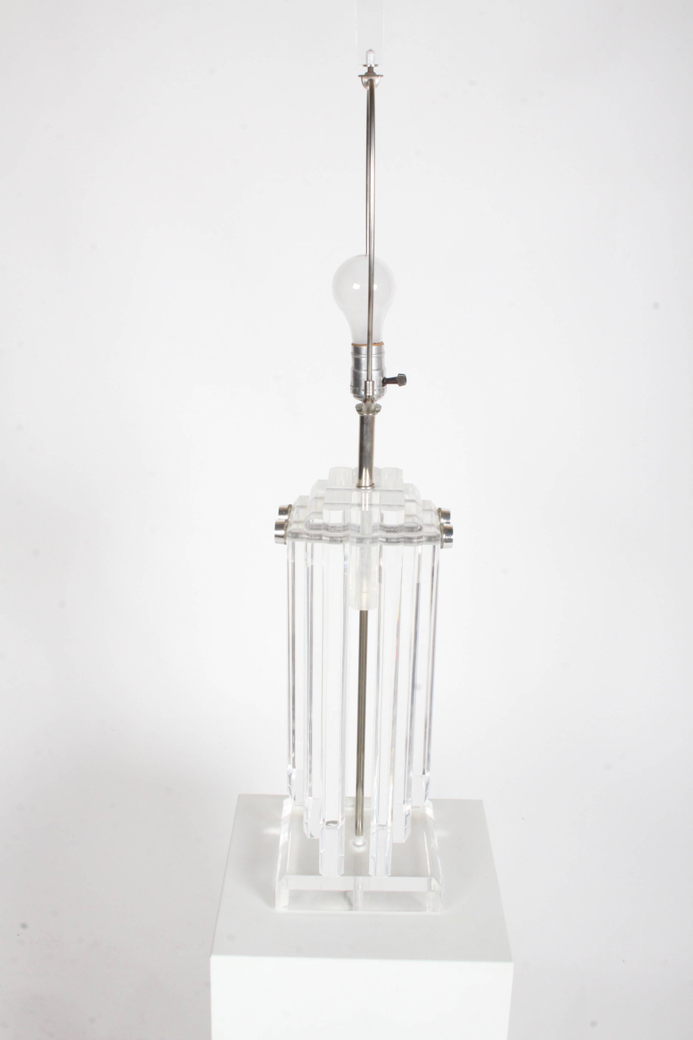 Coppia di lampade in lucite a gradini in stile Hollywood Regency Karl Springer degli anni '70, paralumi non inclusi. 