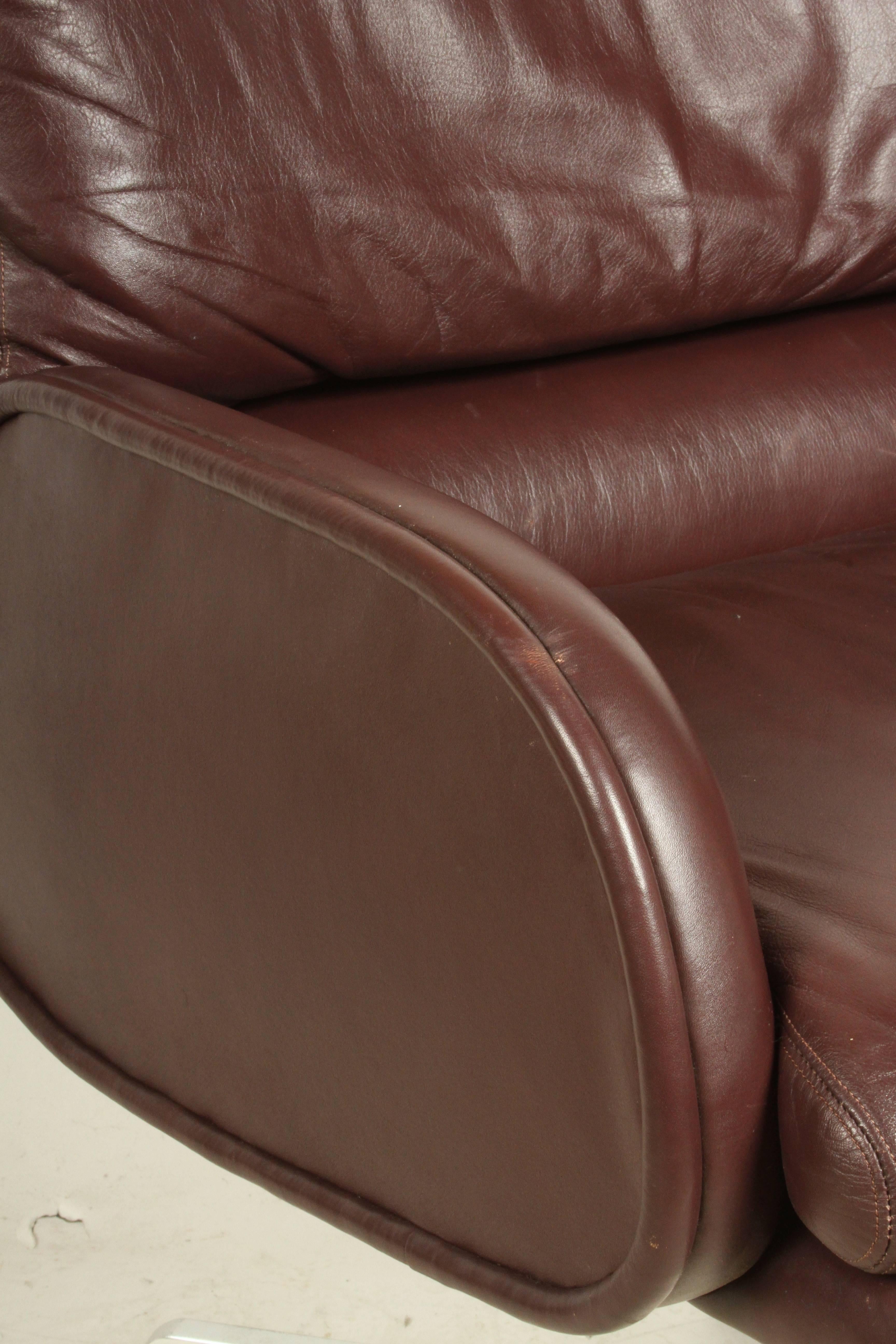 Sechs Roger Sprunger für Dunbar Pflaumenfarbene Executive Chairs aus Leder als Set oder als Einzelstücke (Aluminium) im Angebot