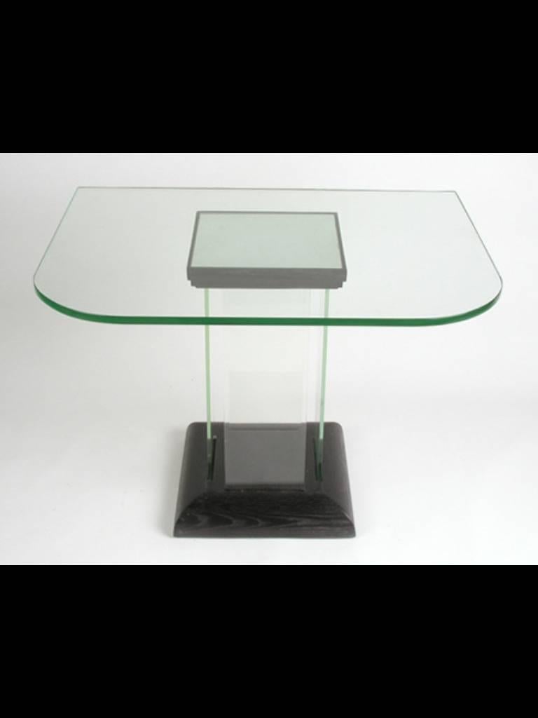 Table en verre new era réalisée pour Modernage, vers 1940. Plateau en verre épais sur piédestal en verre, chêne ébonisé et miroir. Hauteur appropriée pour la salle à manger ou peut être utilisée comme console.