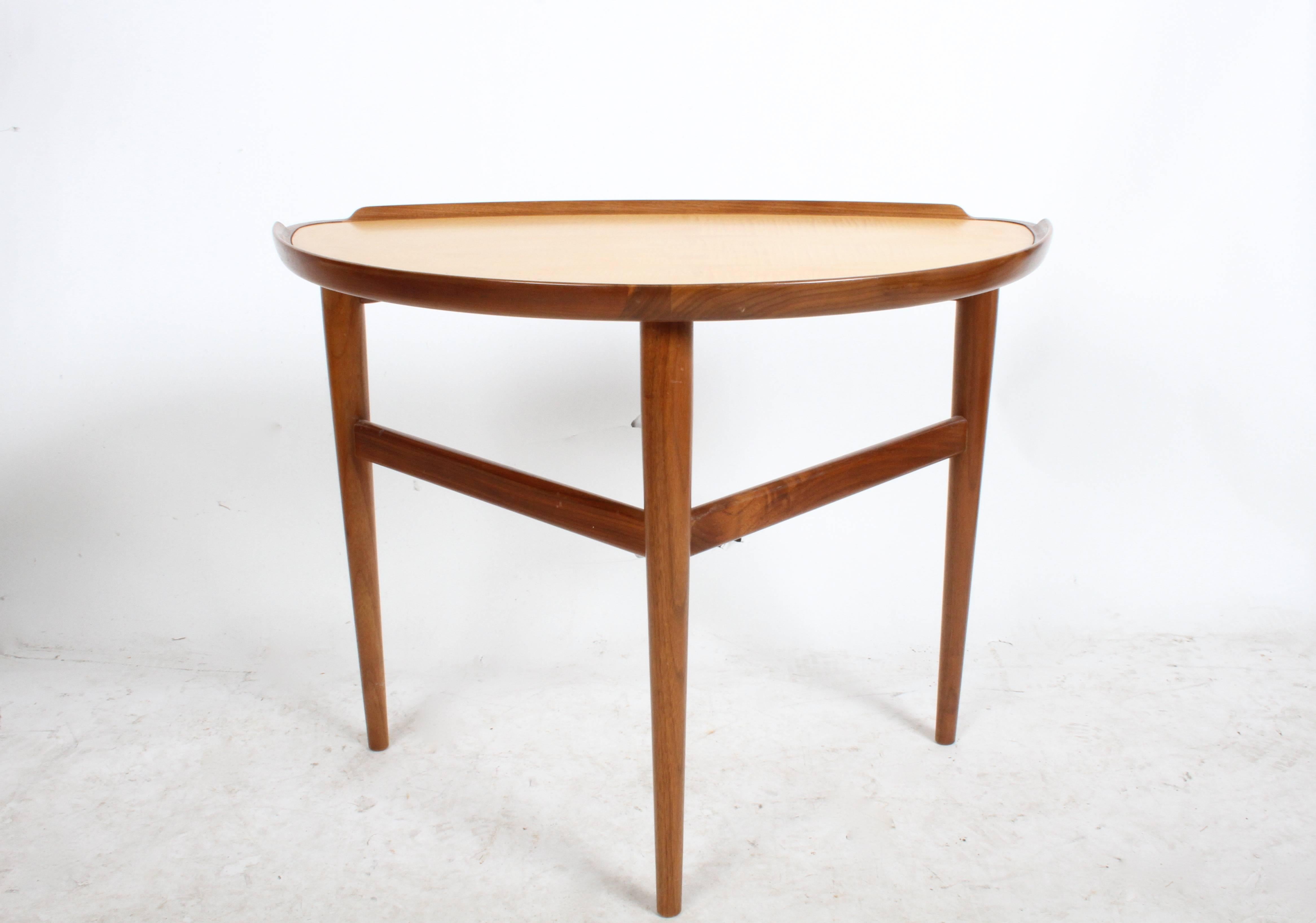 Mid-Century Modern Danish designer Finn Juhl for Baker Furniture Company side or end table, walnut frame with sycamore top. Excellent original condition. 

  