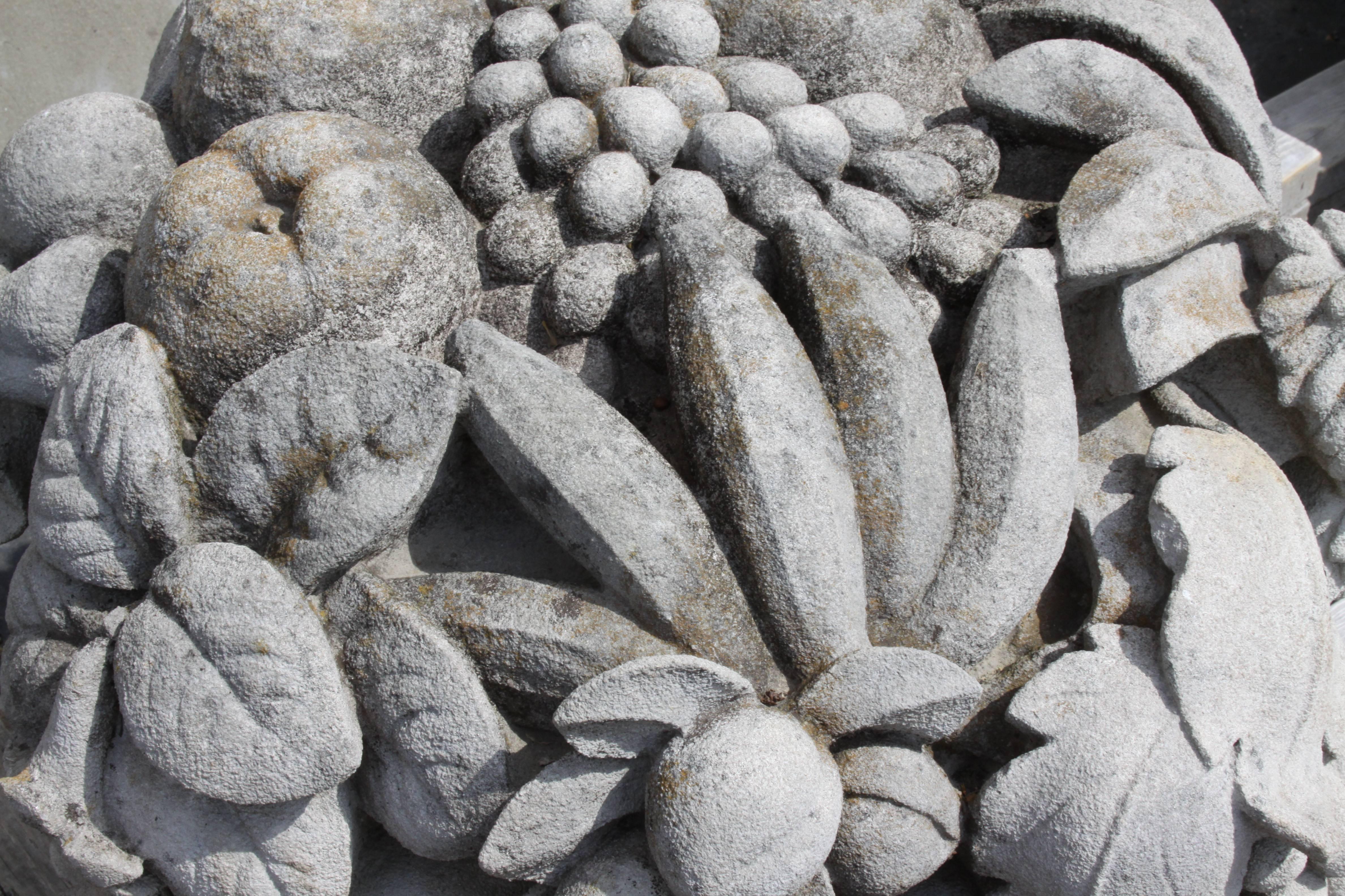 Paar einzigartige monumentale handgeschnitzte Stein Garten Obstkorb aus berühmten Vouziers Mansion Florissant, Missouri. Das französische Landhaus Chateau Vouziers wurde 1926 auf einem 250 Hektar großen Anwesen für Magnet Joseph Desloge gebaut, der