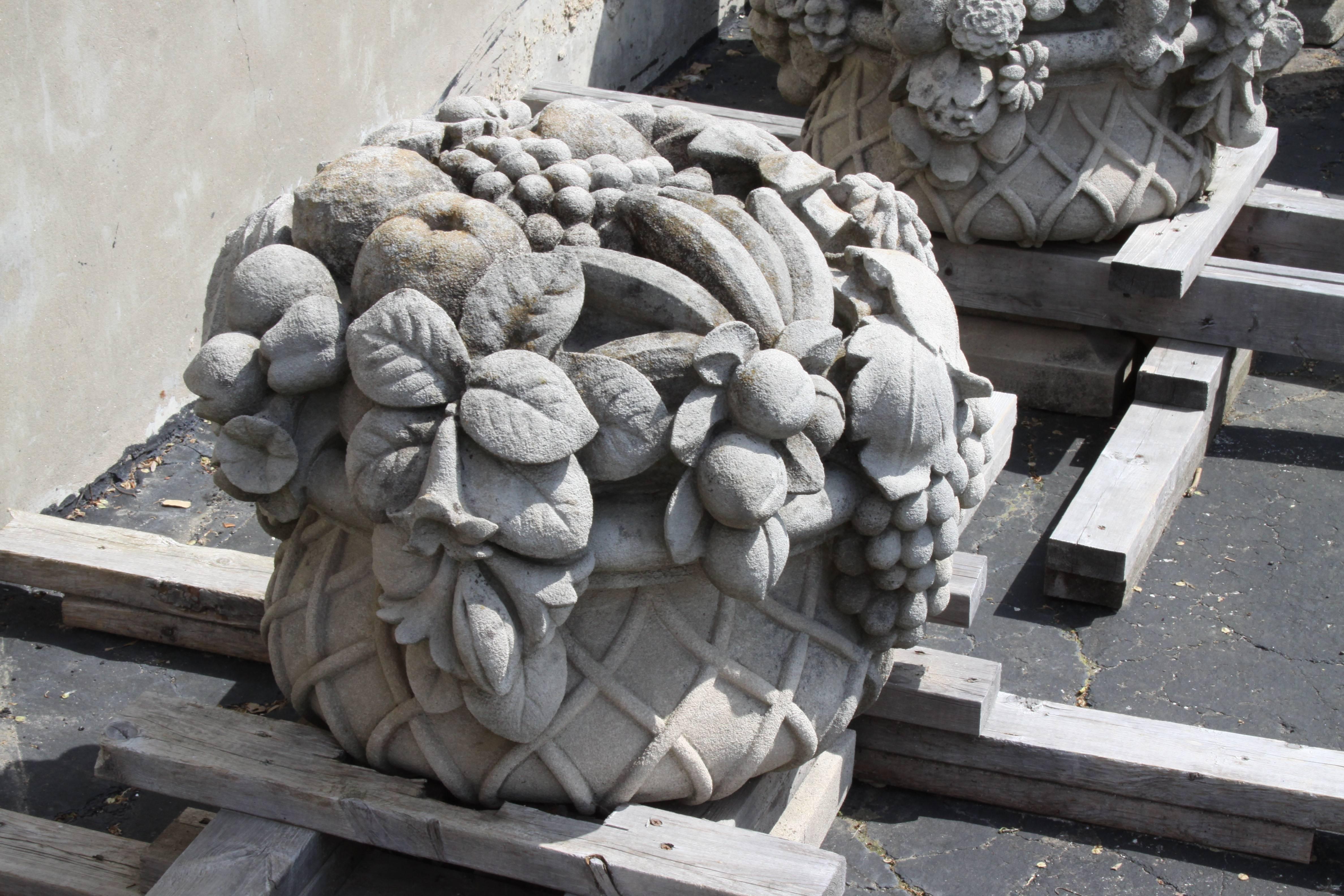 Monumentaler geschnitzter Garten-Obstkorb aus Stein aus dem berühmten Herrenhaus Vouziers (Geschnitzt) im Angebot