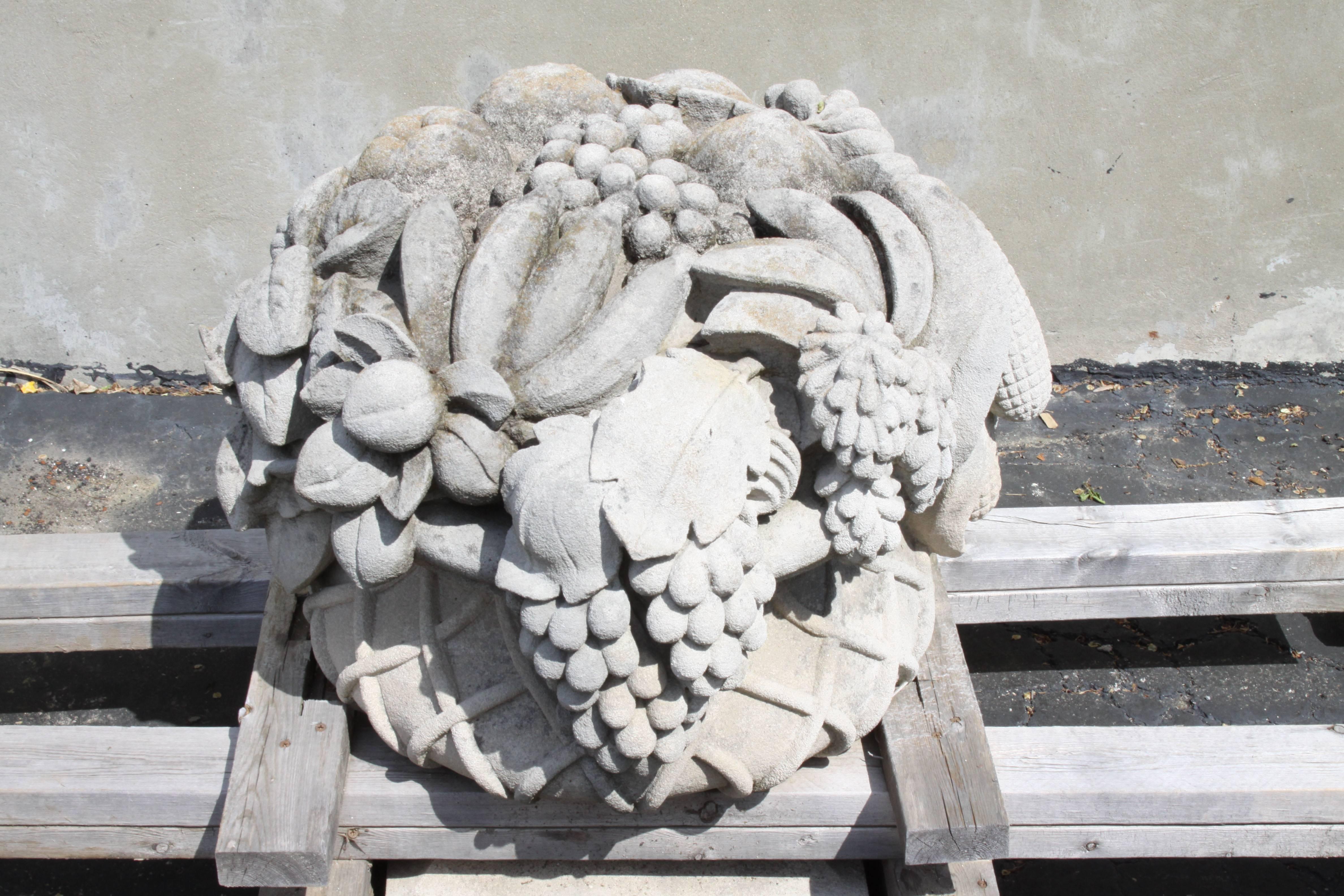Monumentaler geschnitzter Garten-Obstkorb aus Stein aus dem berühmten Herrenhaus Vouziers (Frühes 20. Jahrhundert) im Angebot