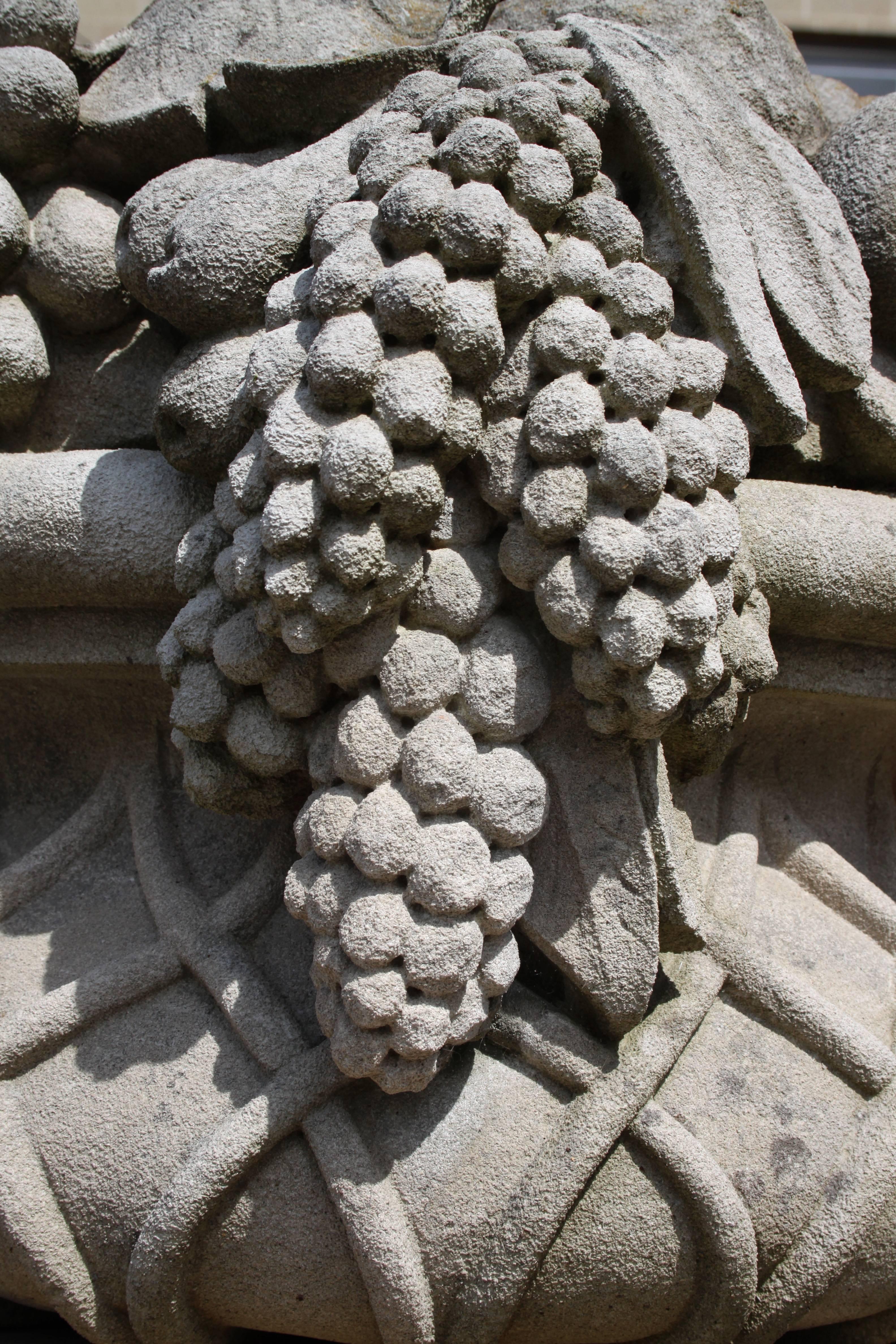 Monumentaler geschnitzter Garten-Obstkorb aus Stein aus dem berühmten Herrenhaus Vouziers im Angebot 1