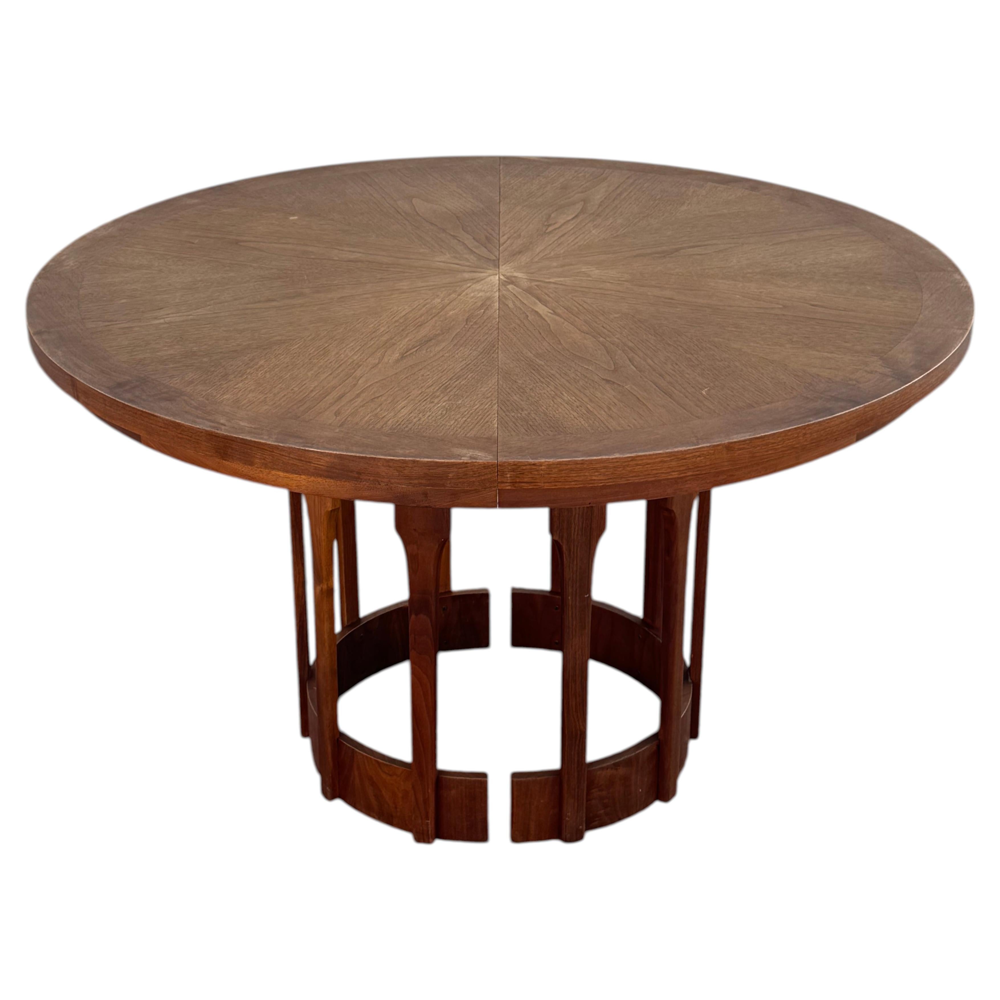 Table à rallonges de style « Mid-Century Modern » signée John Keal pour Brown Saltman, en noyer en vente