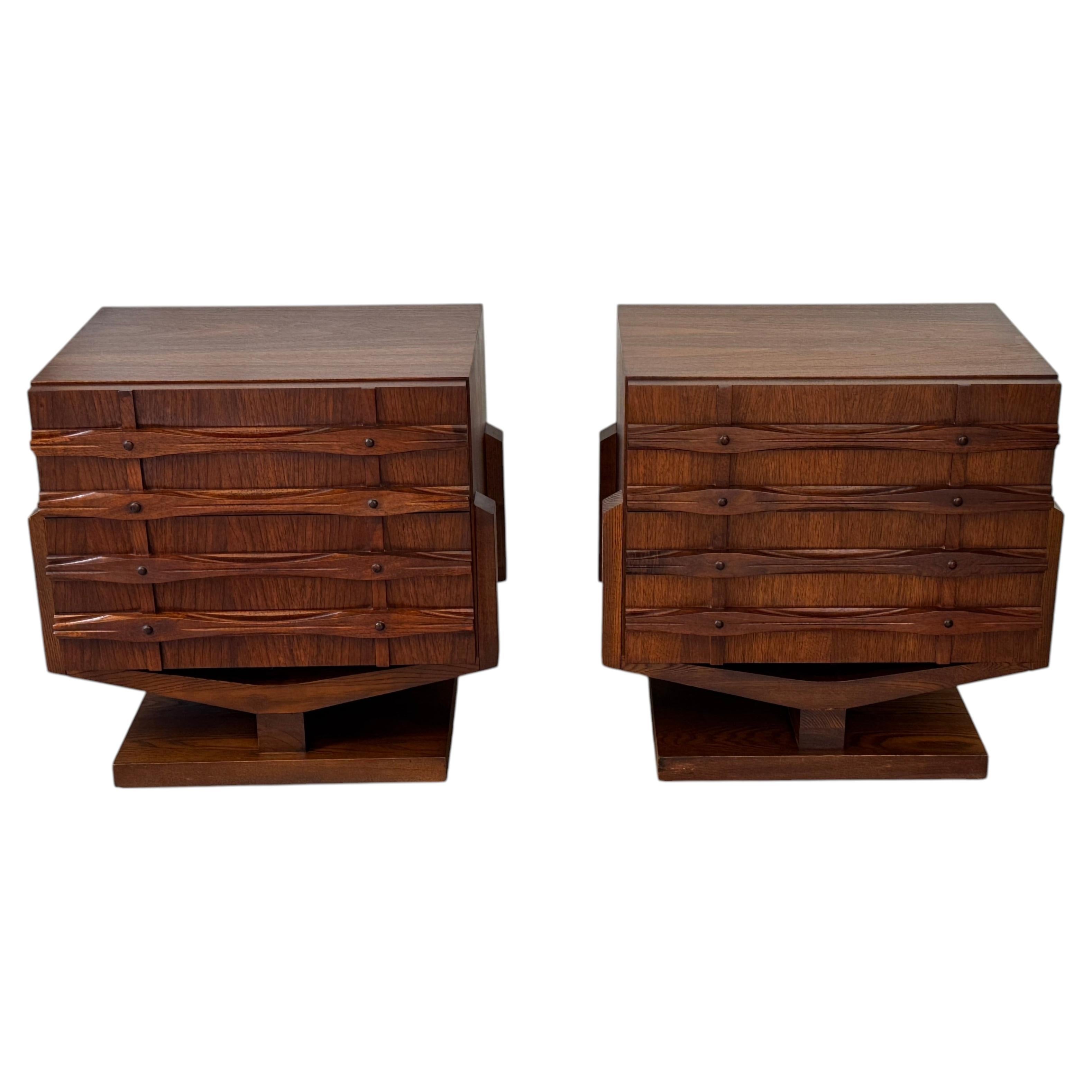 Coppia di comodini in noce in stile brutalista Tabago del 1971 con base a piedistallo