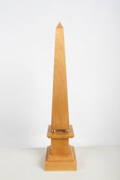 Obelisco modernista de 28,5" de arce rubio con patas esféricas de latón, estilo Linley Maitland-Smith