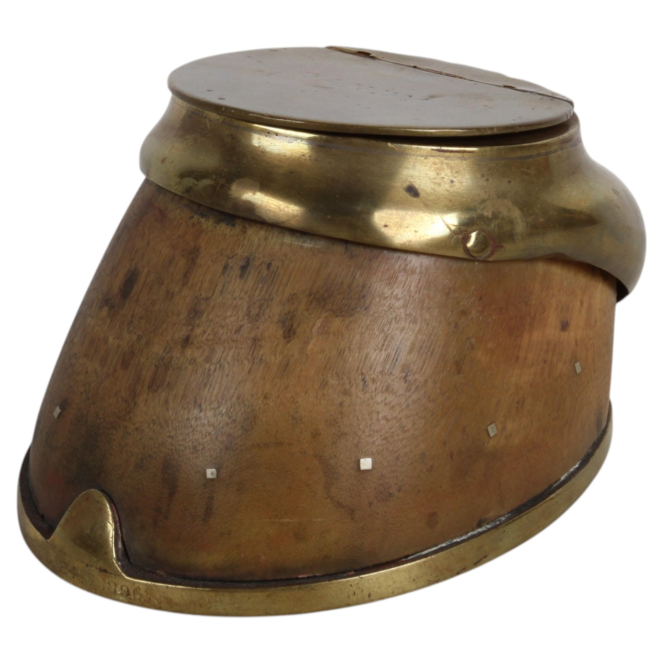 Risalente al 1896, calamaio vittoriano britannico in ottone con zoccolo, montato da A&N.C.S. Ld in vendita
