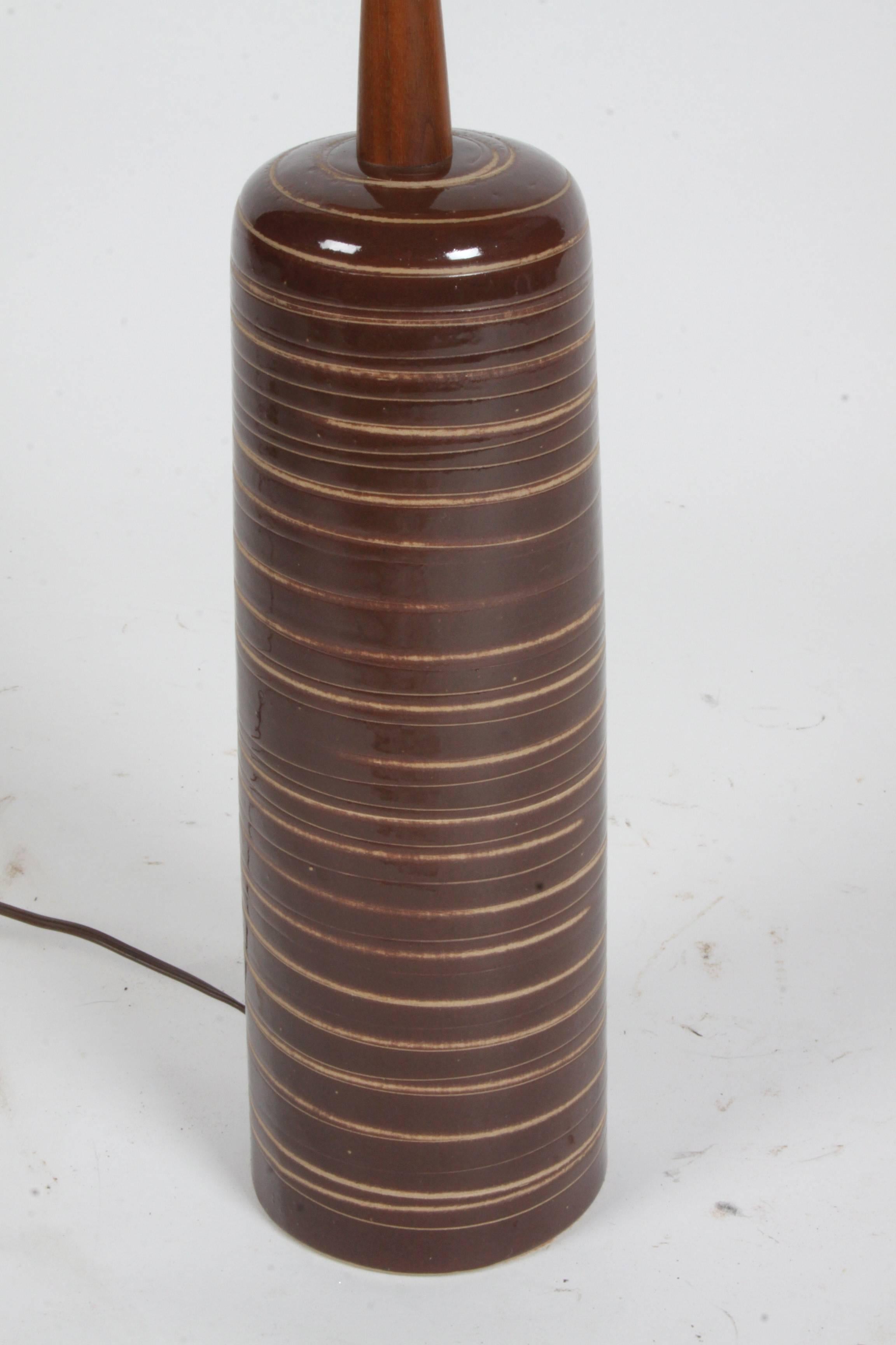 Lampe de table Gordon Martz pour Martz Studio, en céramique rayée, avec embout original en teck. Excellent état, vendu sans abat-jour. 28.75 au sommet de l'embout.