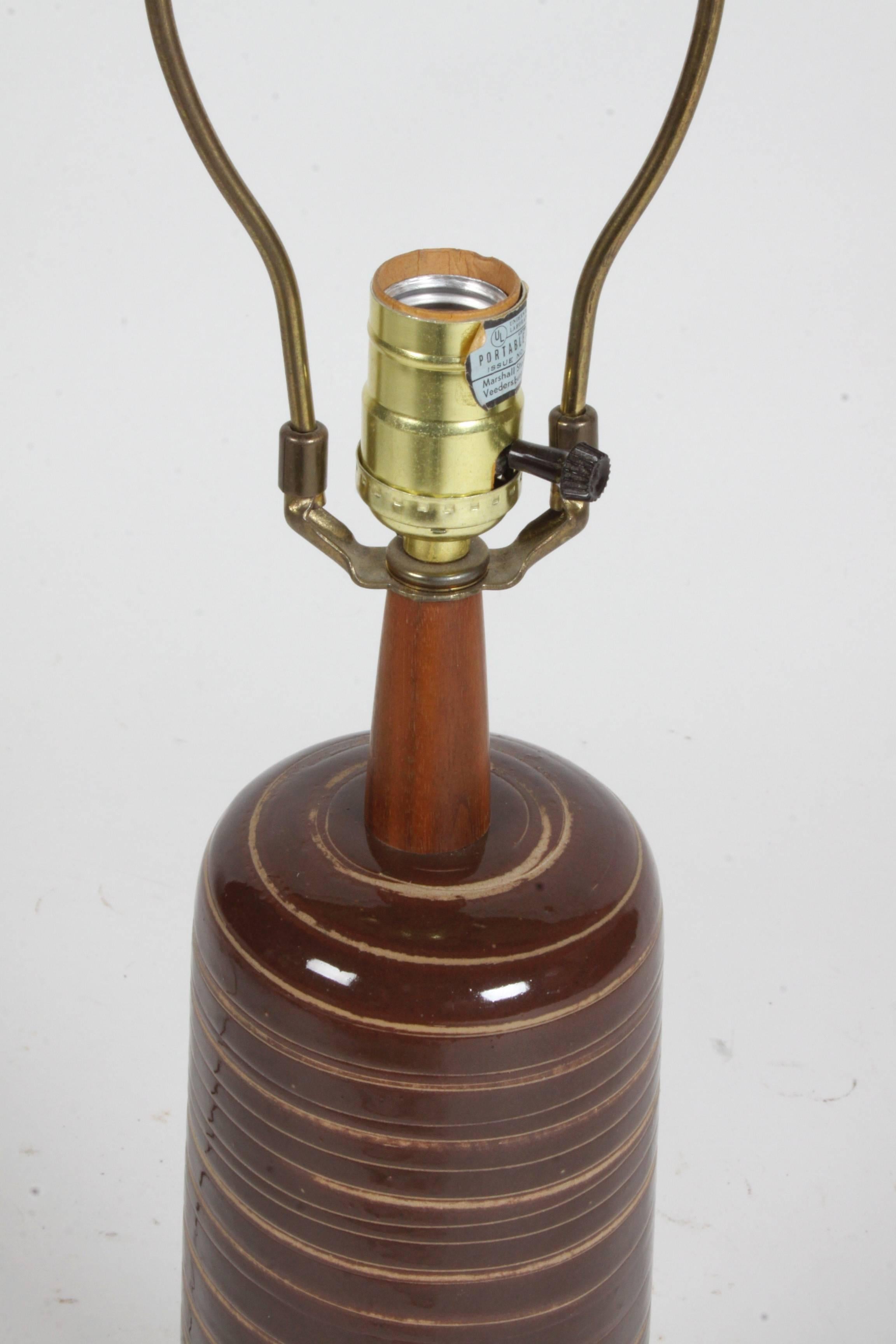 Milieu du XXe siècle Lampe de table en céramique rayée Gordon Martz Studio, signée en vente