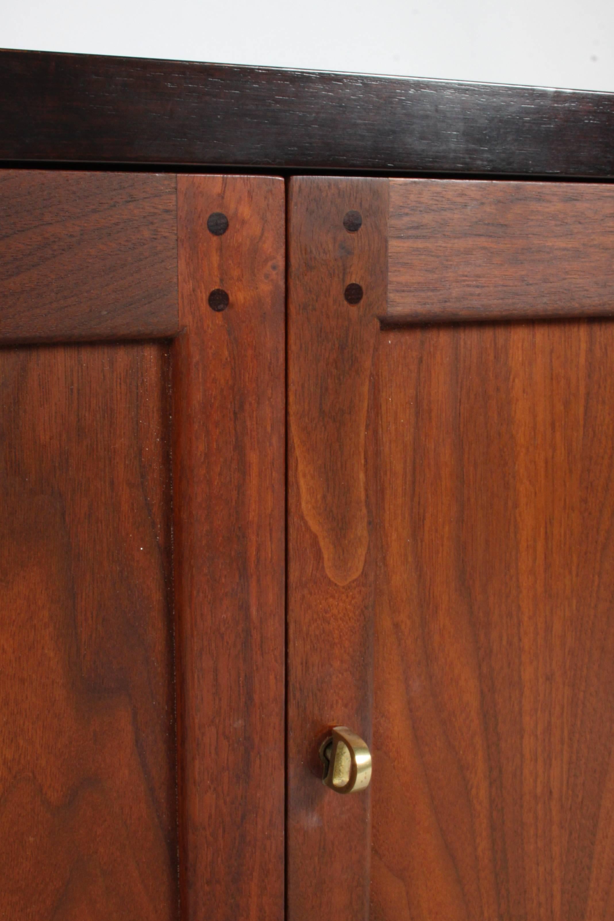 Americano Edward Wormley per Dunbar Raro mobile Janus nello stile di Greene & Greene in vendita