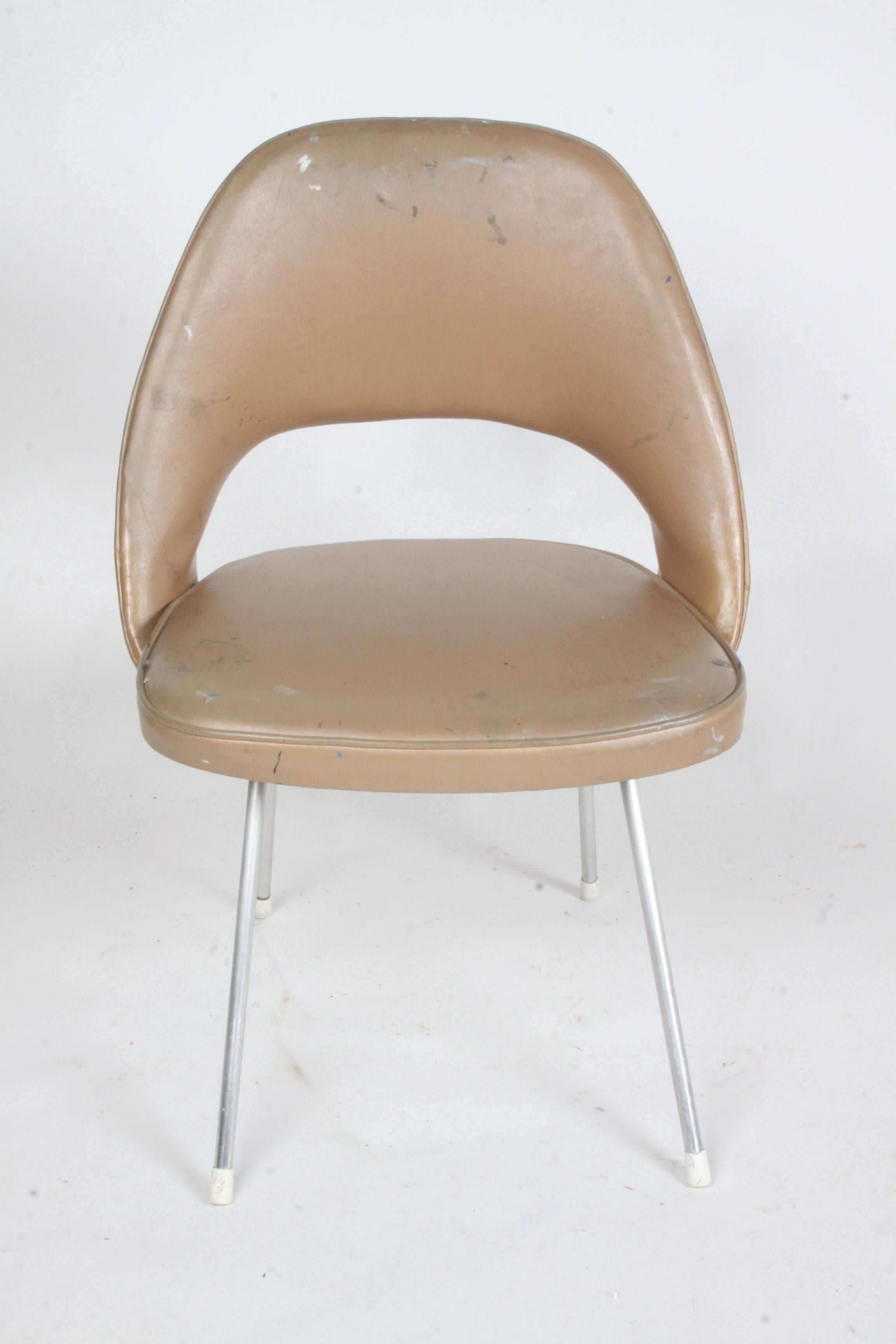 Frühe Version des Beistellstuhls von Eero Saarinen für Knoll mit frühem Etikett. Diese Version hat Aluminiumbeine und eine frühe Sockelkonfiguration, im Gegensatz zu den späteren segmentierten Beinen. Der Stuhl sollte wiederhergestellt werden, die