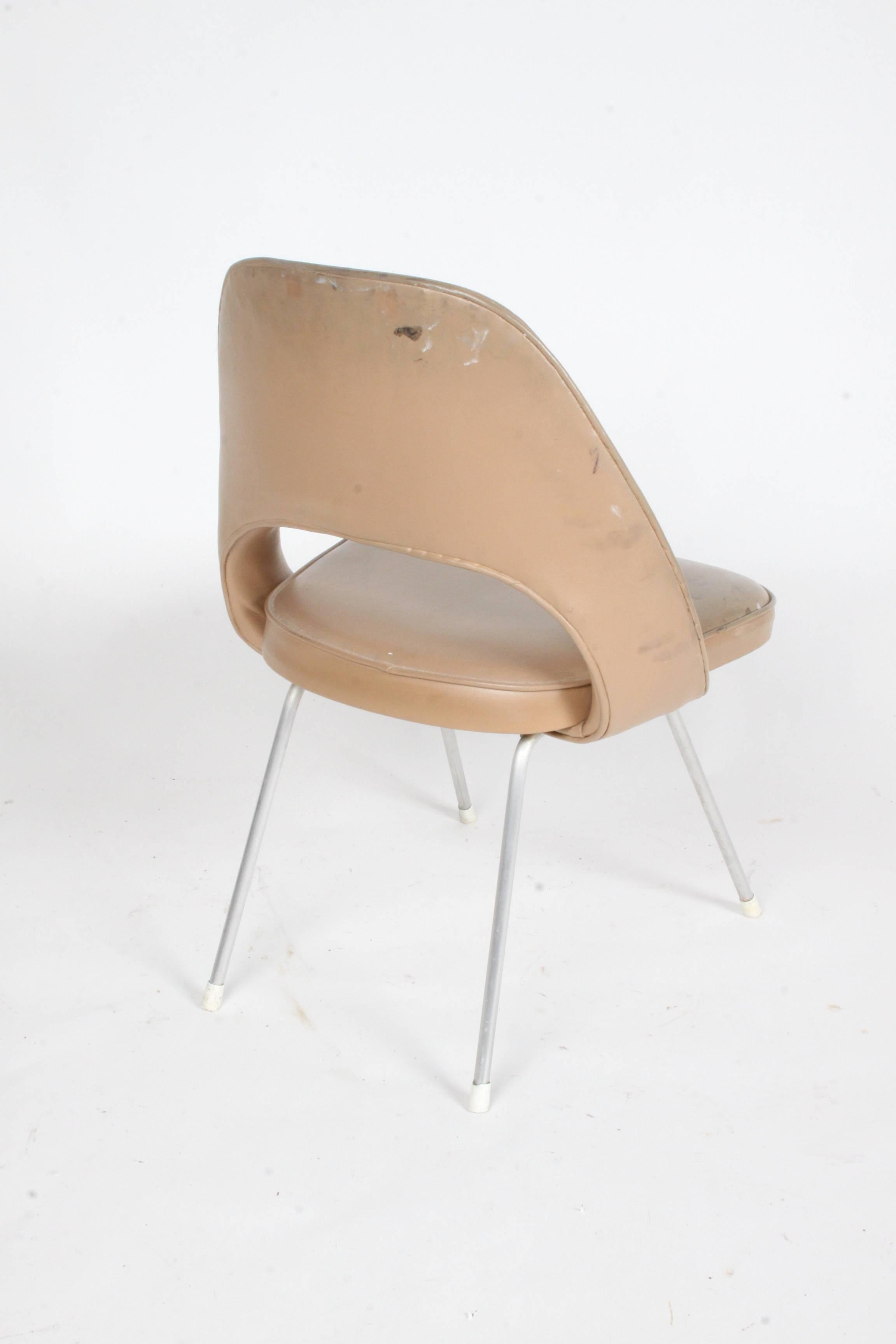 Early Version of Eero Saarinen Side or Desk Chair for Knoll In Good Condition For Sale In St. Louis, MO